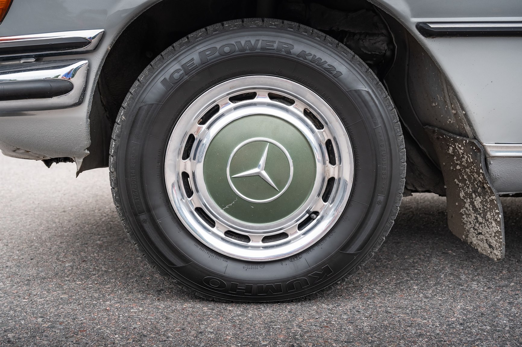 Exteriörbild på 1975 Mercedes-Benz 280 SE 