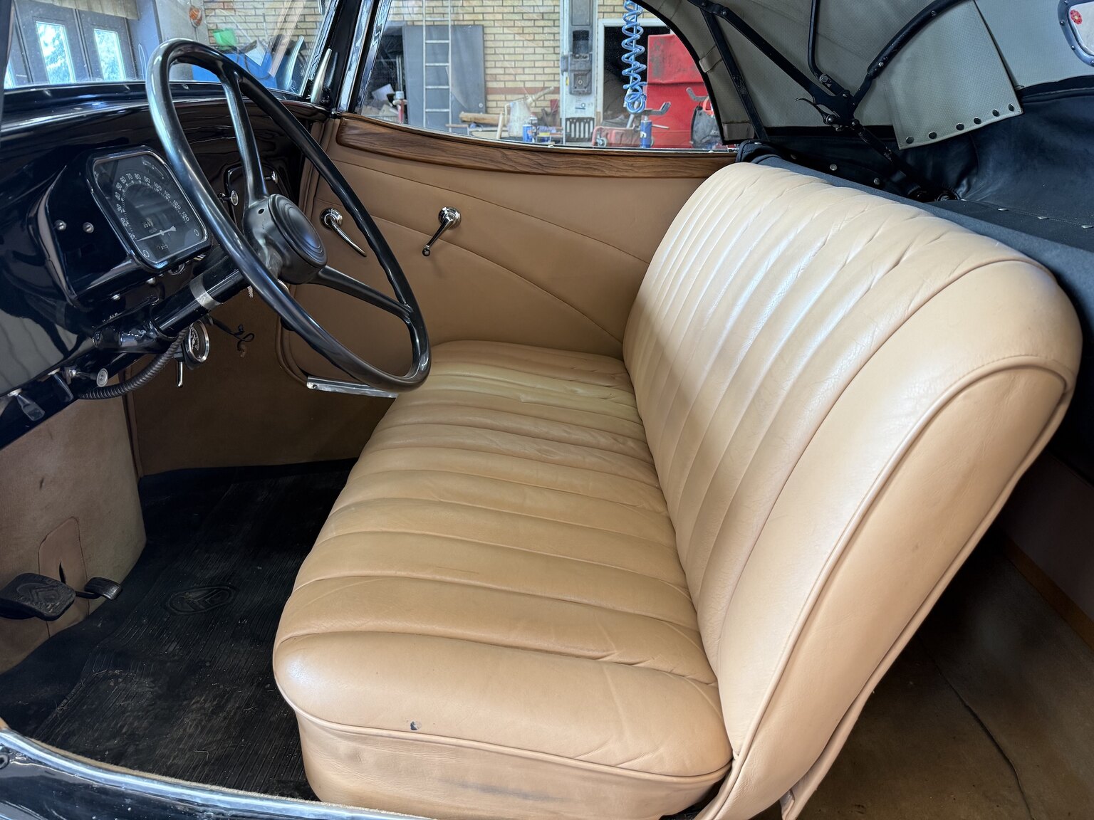Interior image of 1939 Citroën Berline 11 Sport Convertible