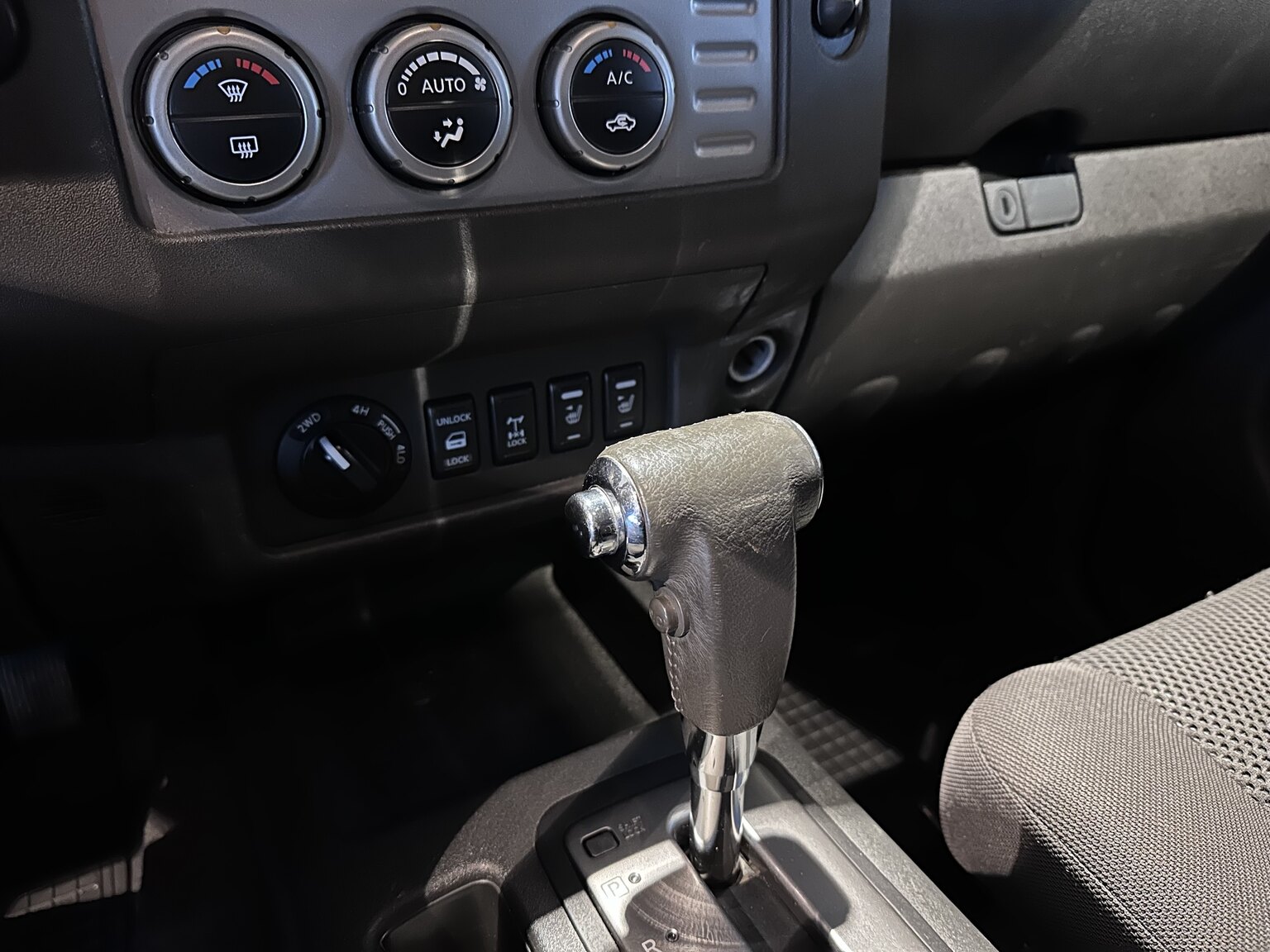 Innenraumfoto von 2006 Nissan Navara A-traktor (11)