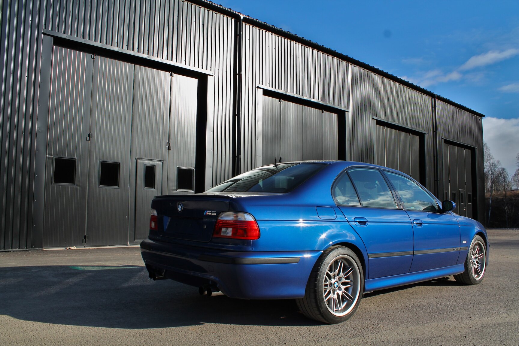 Exteriörbild på 2003 BMW M5