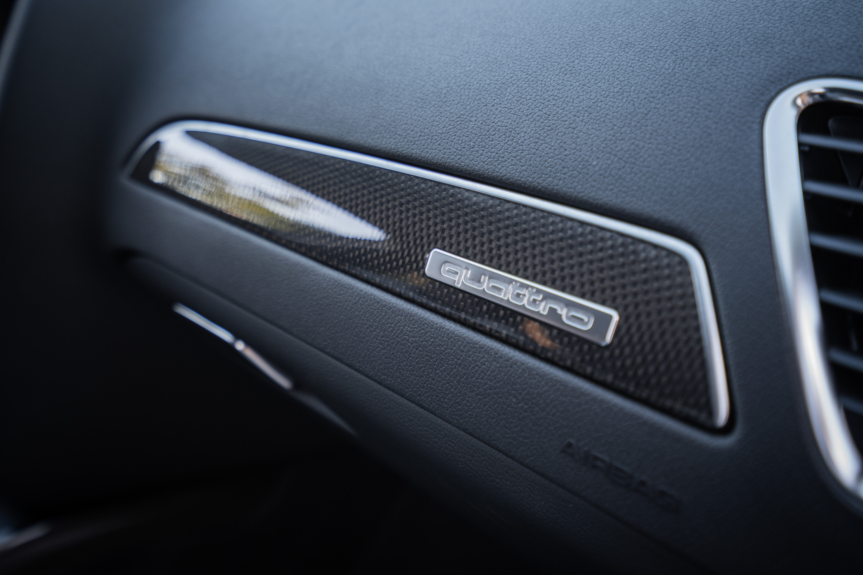 Interior image of 2011 Audi S4 (33)