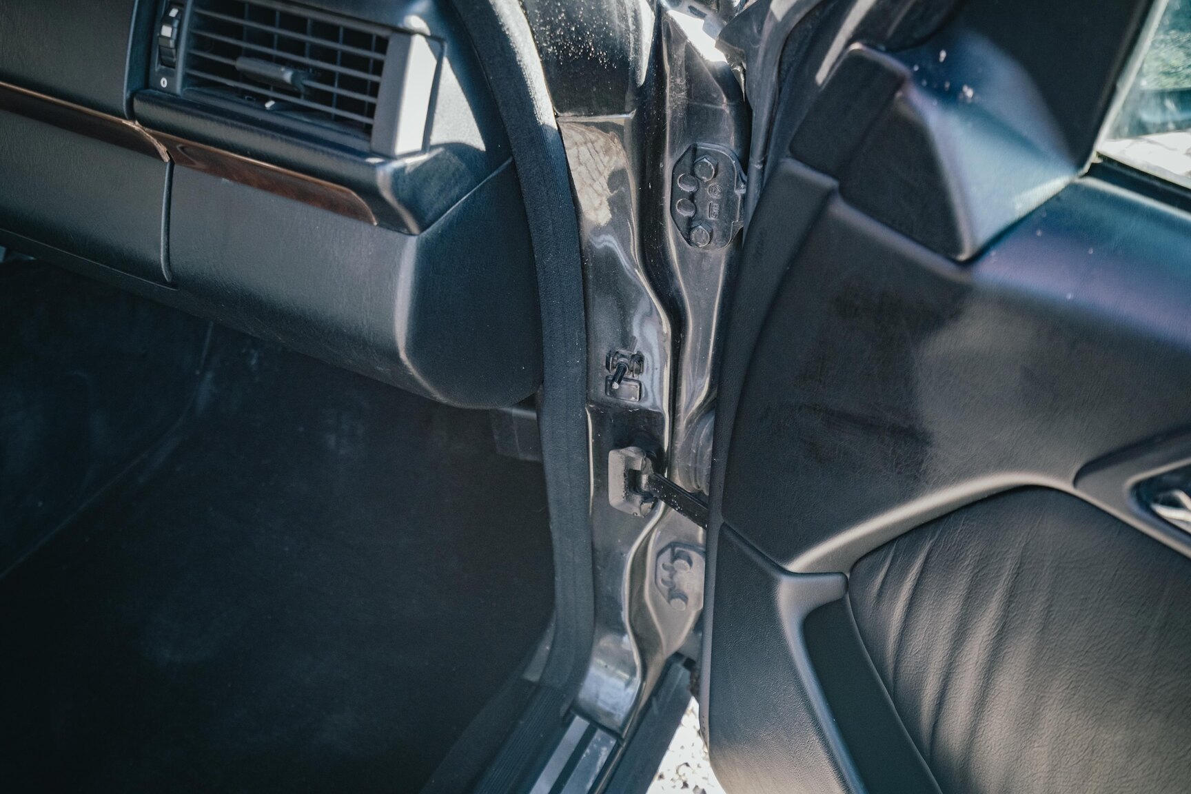 Interior image of 1991 Mercedes-Benz 300E-24 (17)