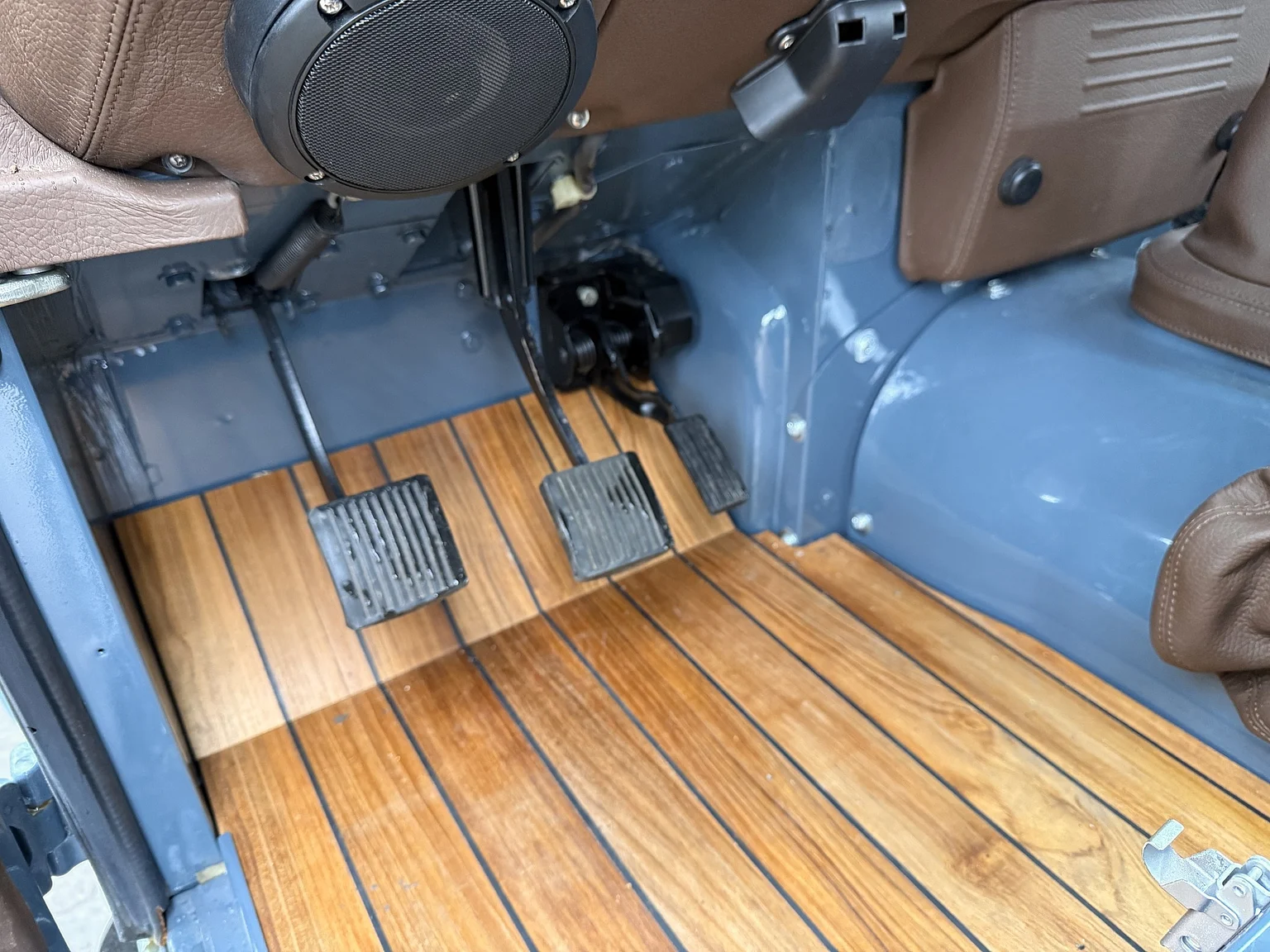 Interior image of 2000 Land Rover Defender 110 C (3)