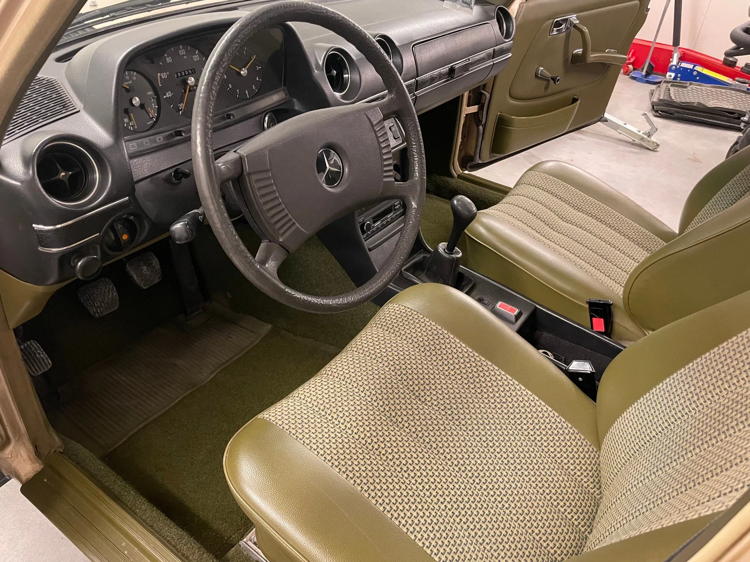 1976 Mercedes-Benz 300 D (19), Övrigt