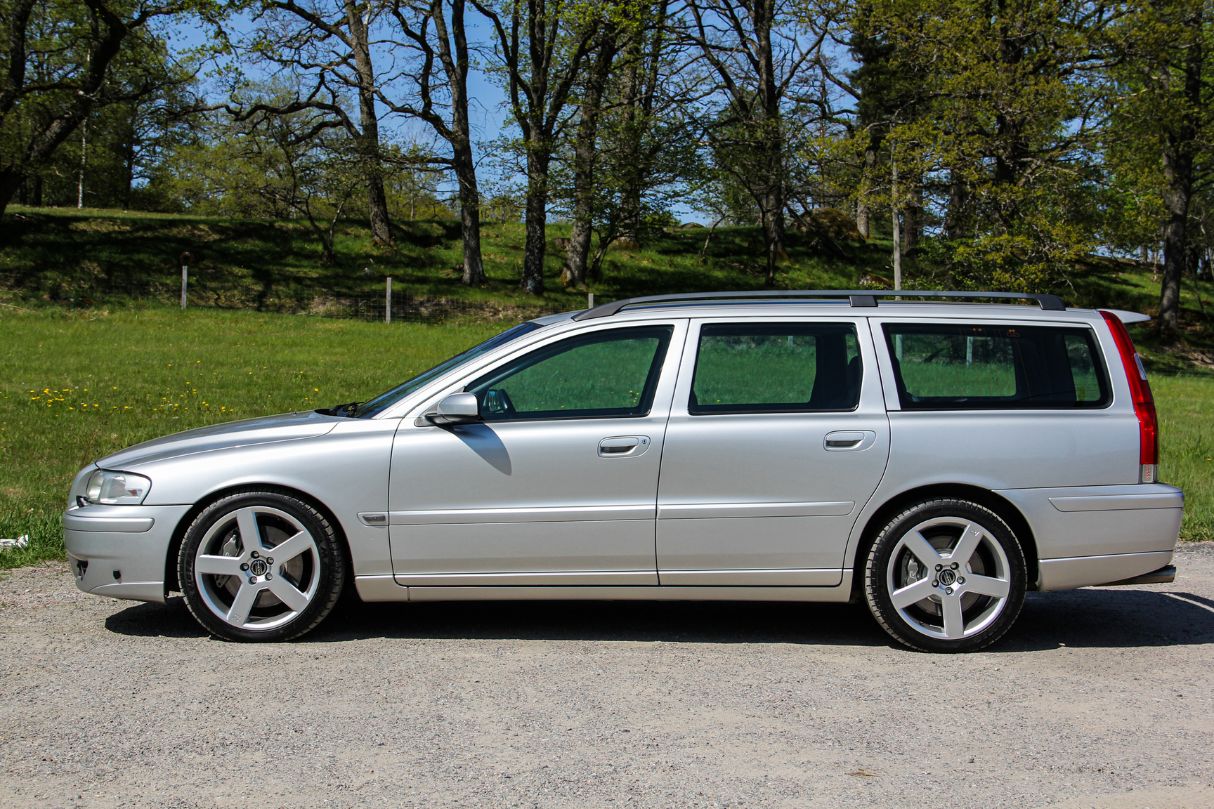 Exterior image of 2005 Volvo V70 R AWD (9)