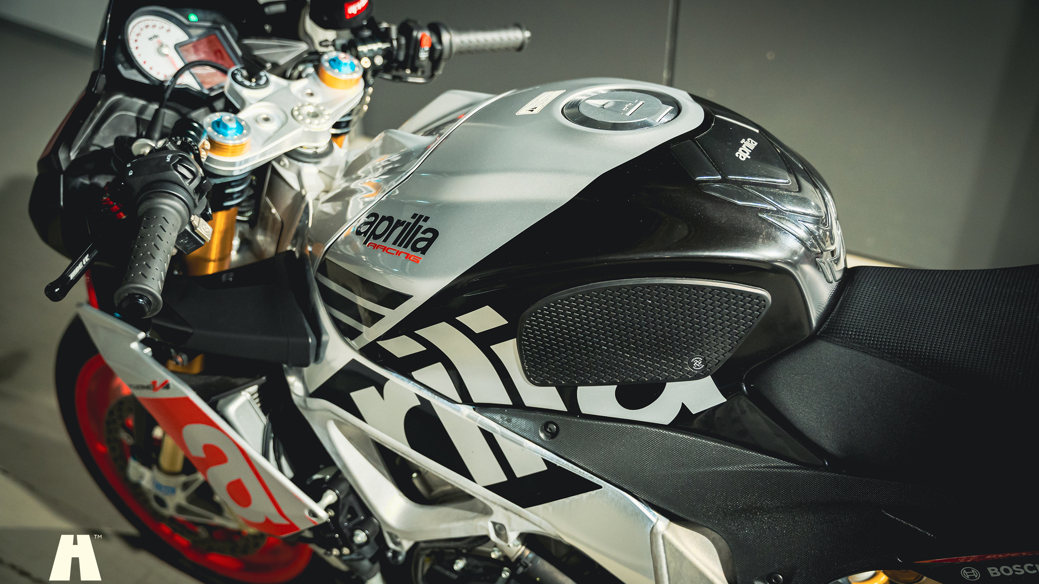 Exterior image of 2016 Aprilia Tuono V4 Factory