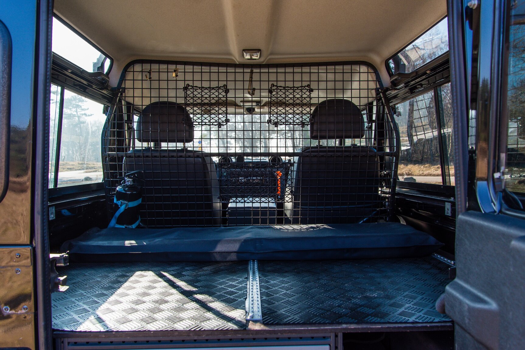 Innenraumfoto von 2009 Land Rover Defender 90 2.4 TD4 4x4
