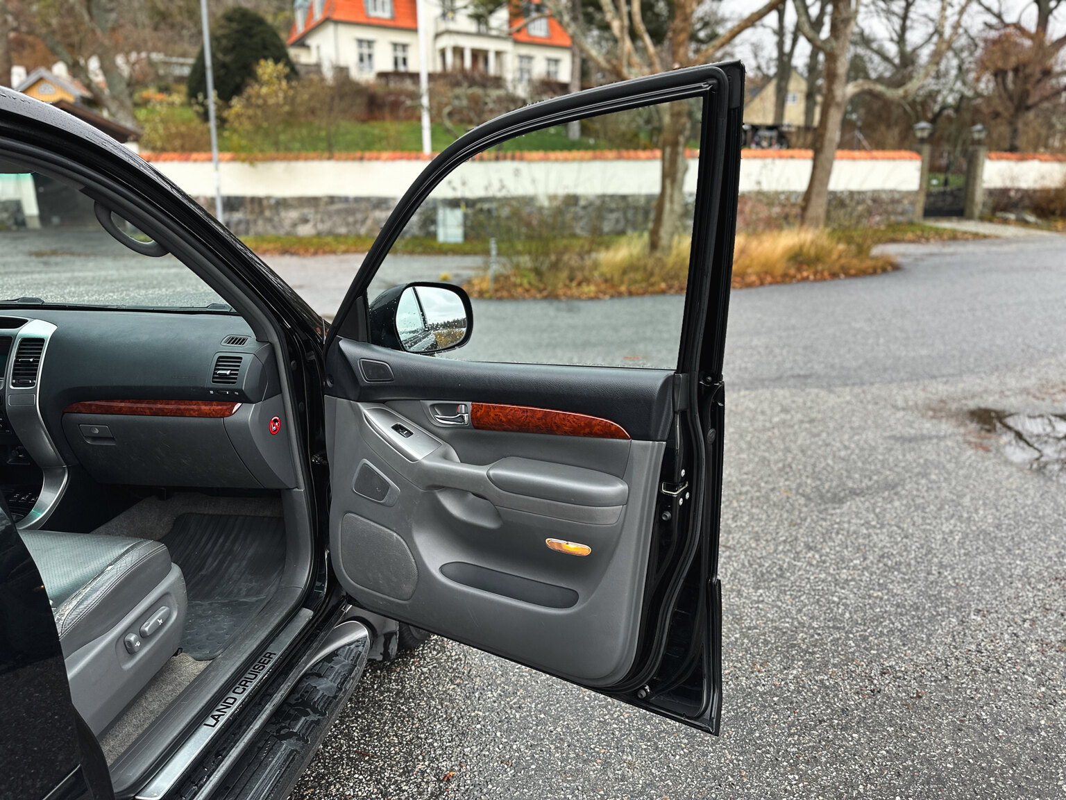 Interior image of 2004 Toyota Land Cruiser