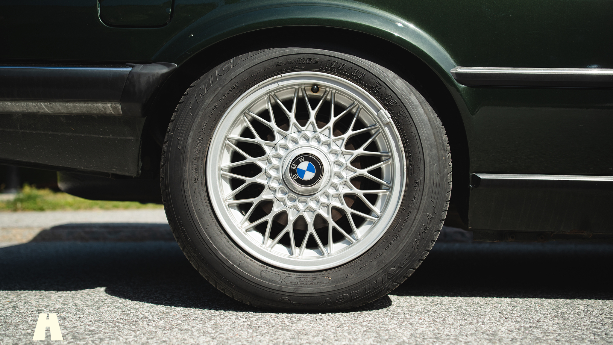 Exterior image of 1990 BMW 320i Cabrio