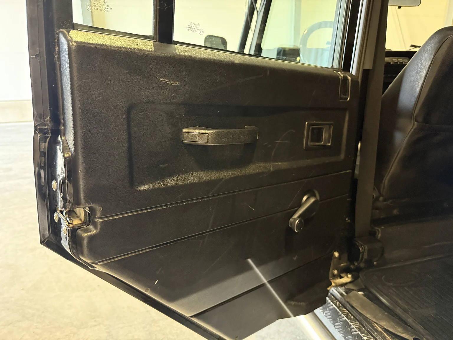 Innenraumfoto von 2000 Land Rover Defender 110 Tomb Raider (24)