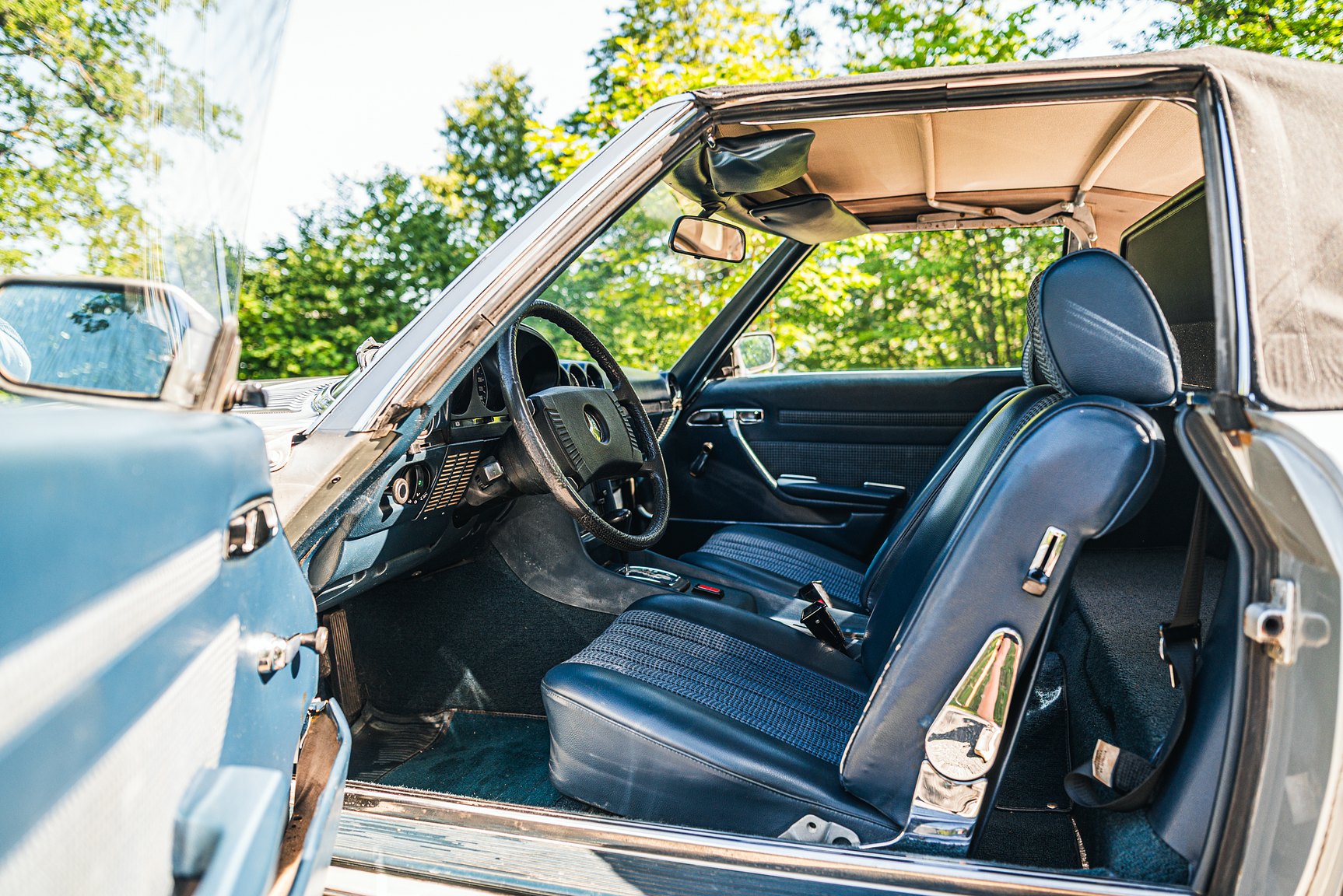 Interior image of 1972 Mercedes-Benz 350 SL