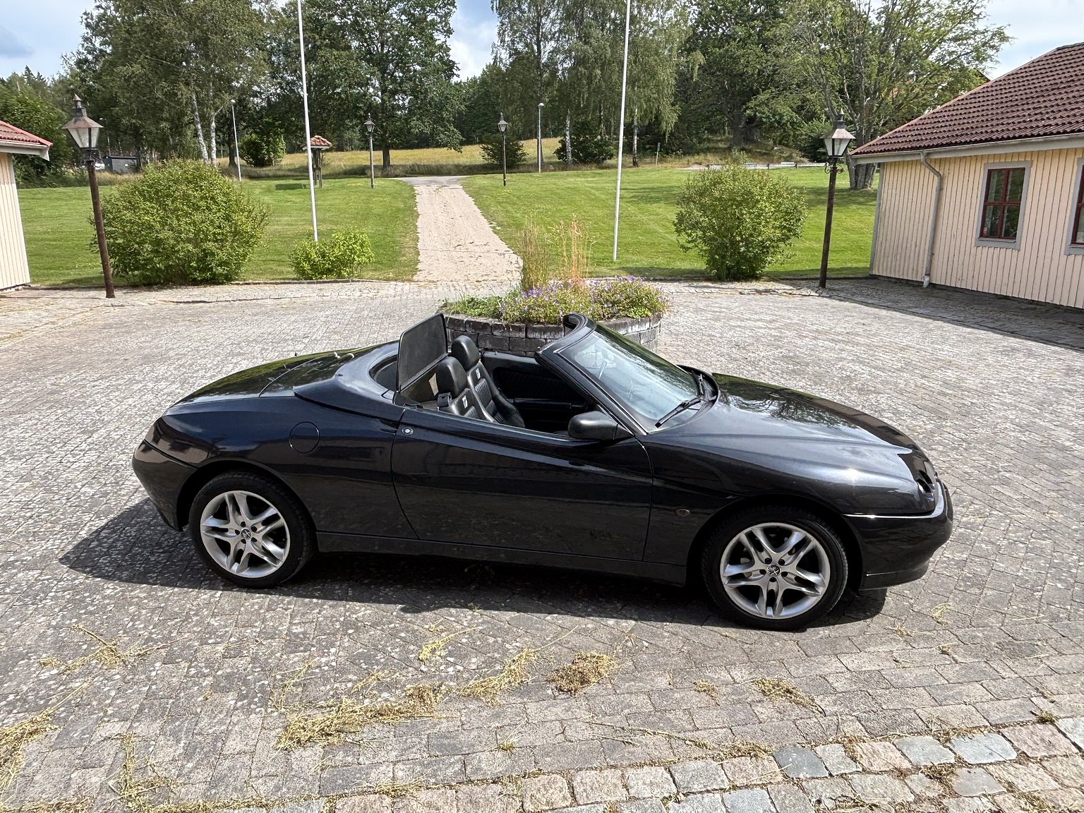 Exterior image of 2000 Alfa Romeo Spider 2.0 T.Spark 16V