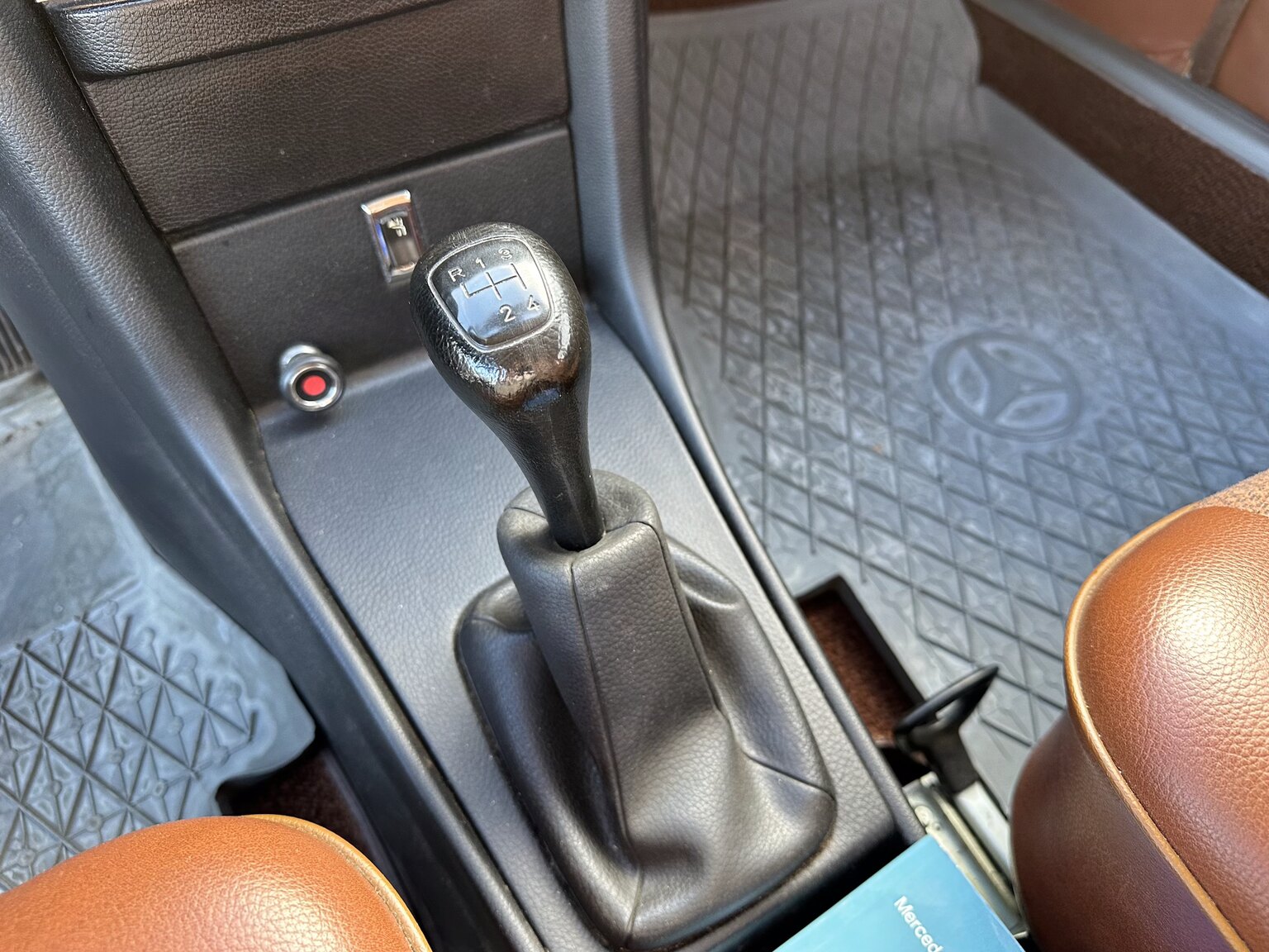 Interiörbild 1975 Mercedes Benz 200