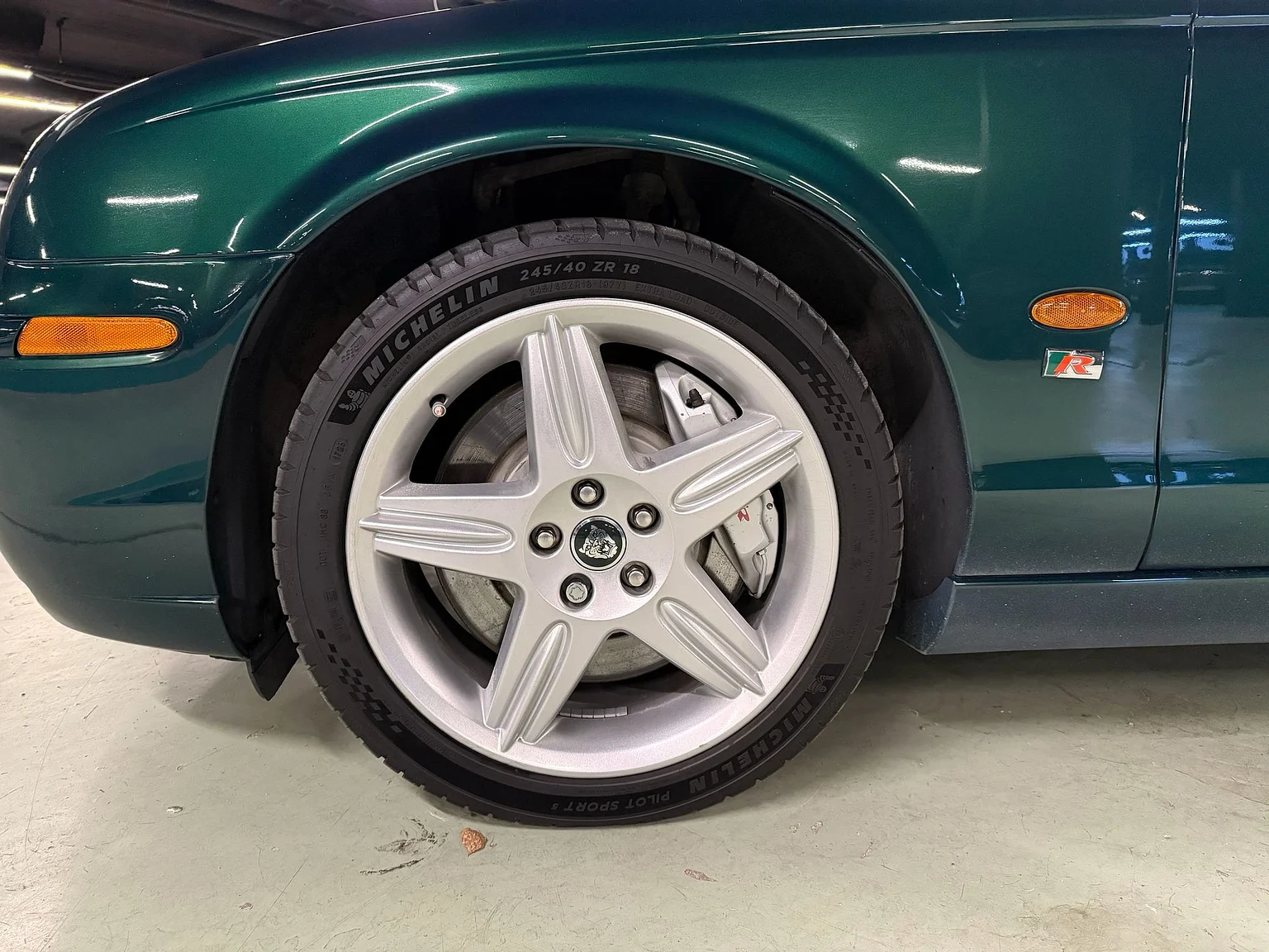 Exteriörbild på 2003 Jaguar S-type R (15)