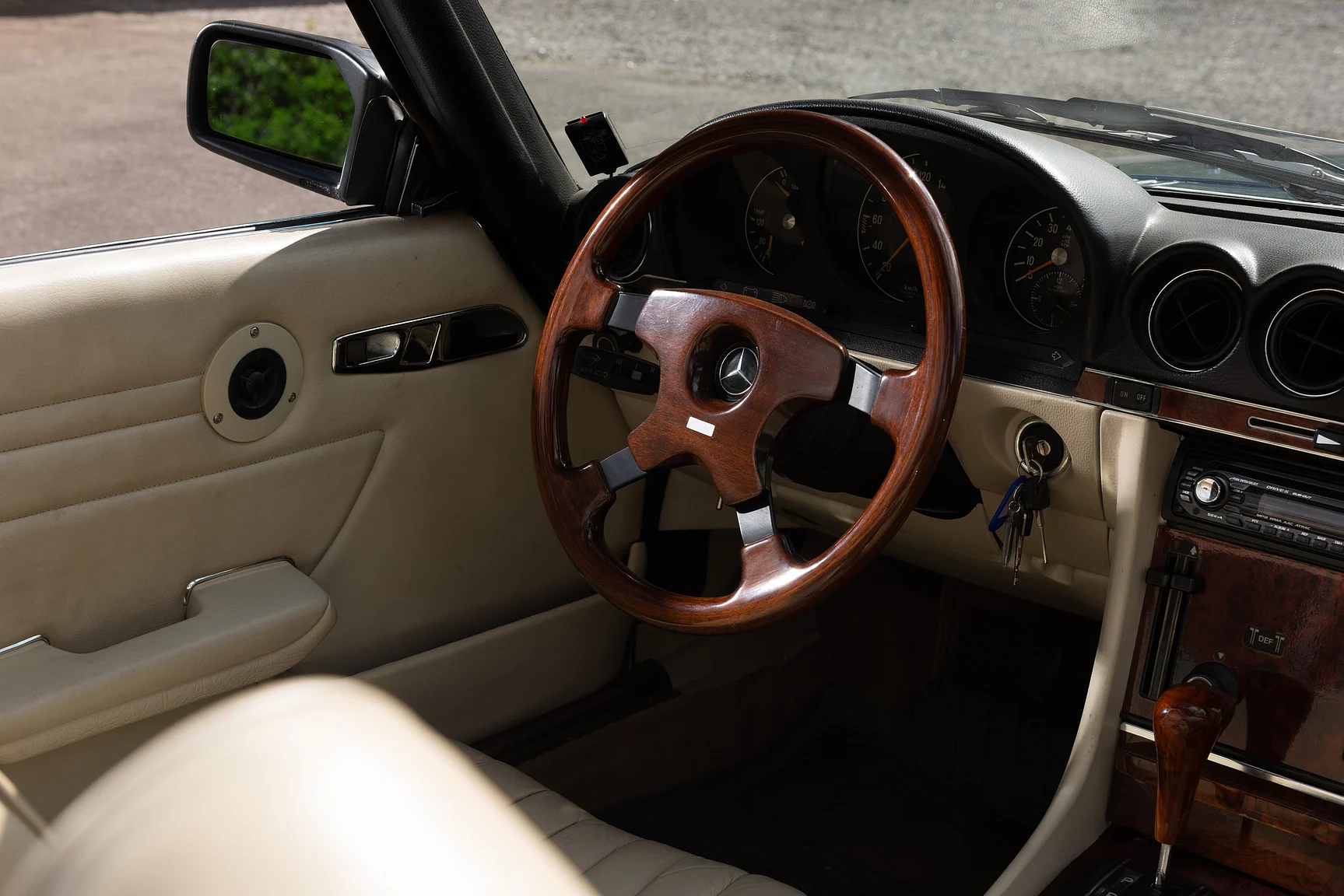 Innenraumfoto von 1975 Mercedes Benz 350 SL (7)