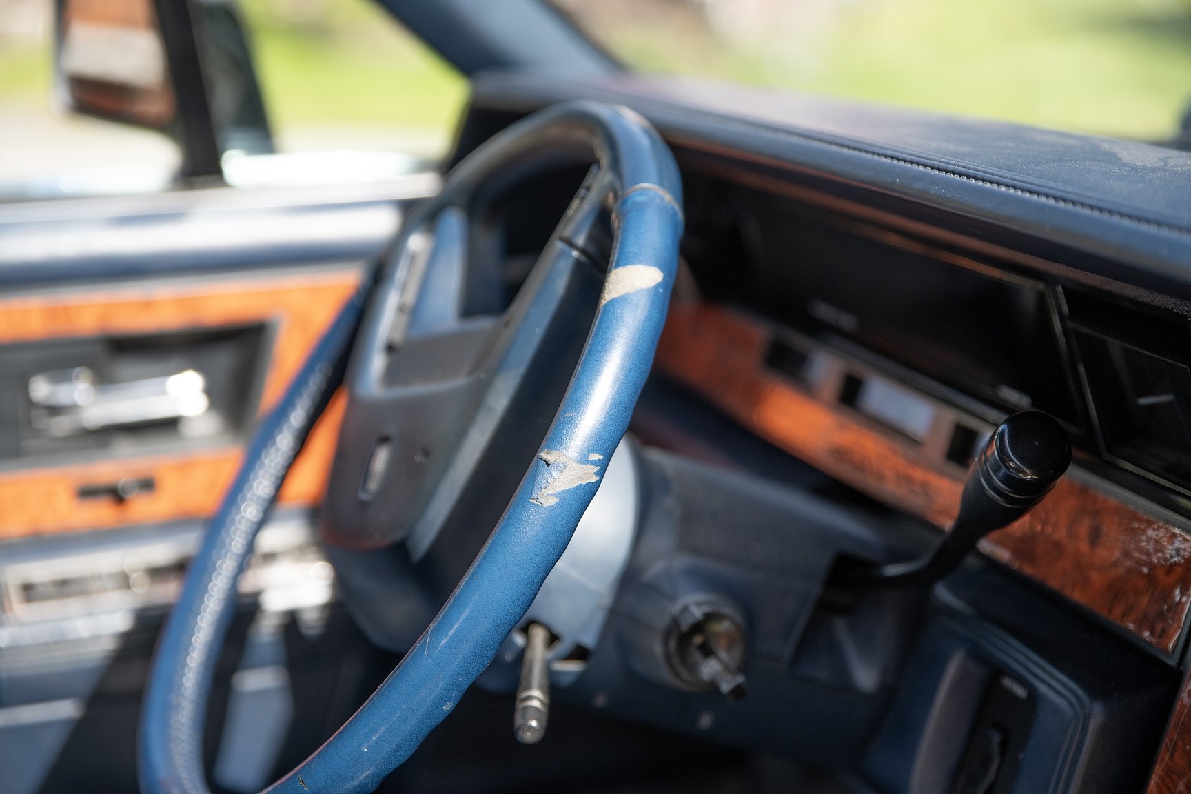 Interior image of 1985 Lincoln Continental 5.0 V8 EFI