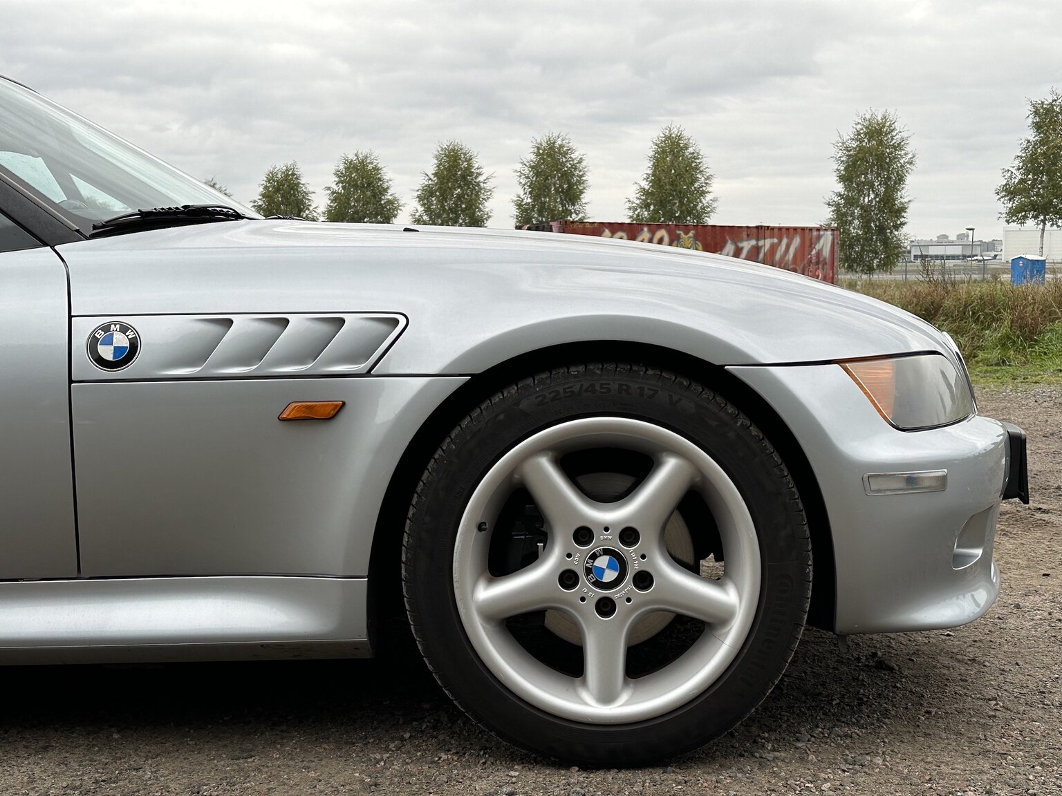 Exterior image of 1997 BMW Z3 2.8 Roadster