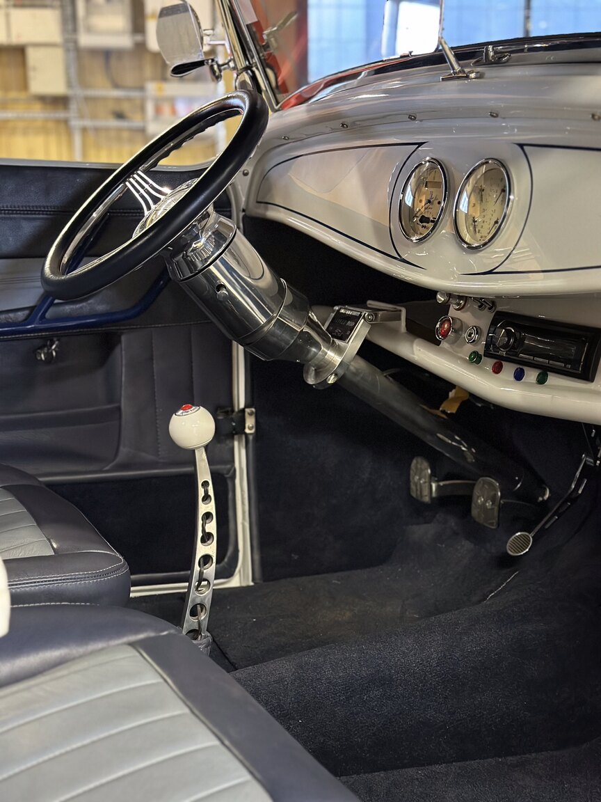 Interiörbild 1932 Custom Ford Rod White Ice