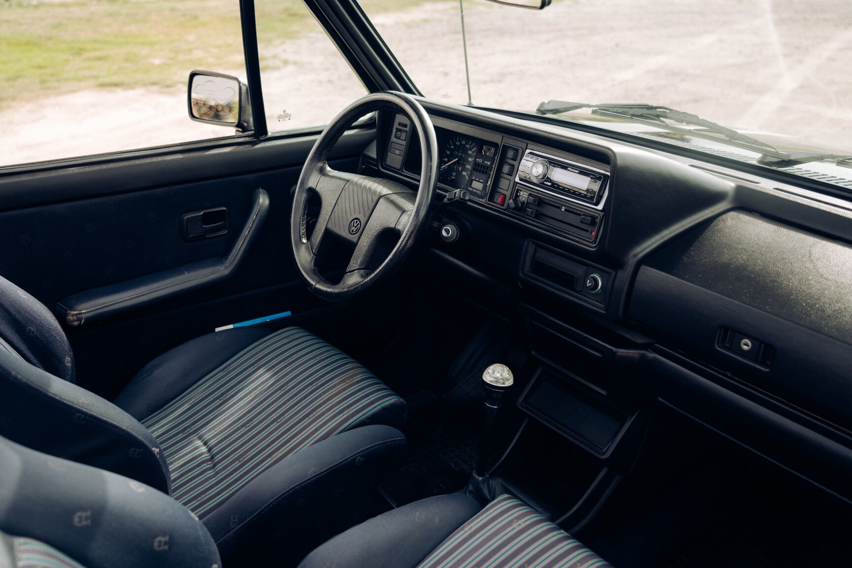 Interior image of 1991 VW Golf Cabriolet "Etienne Aigner Edition"