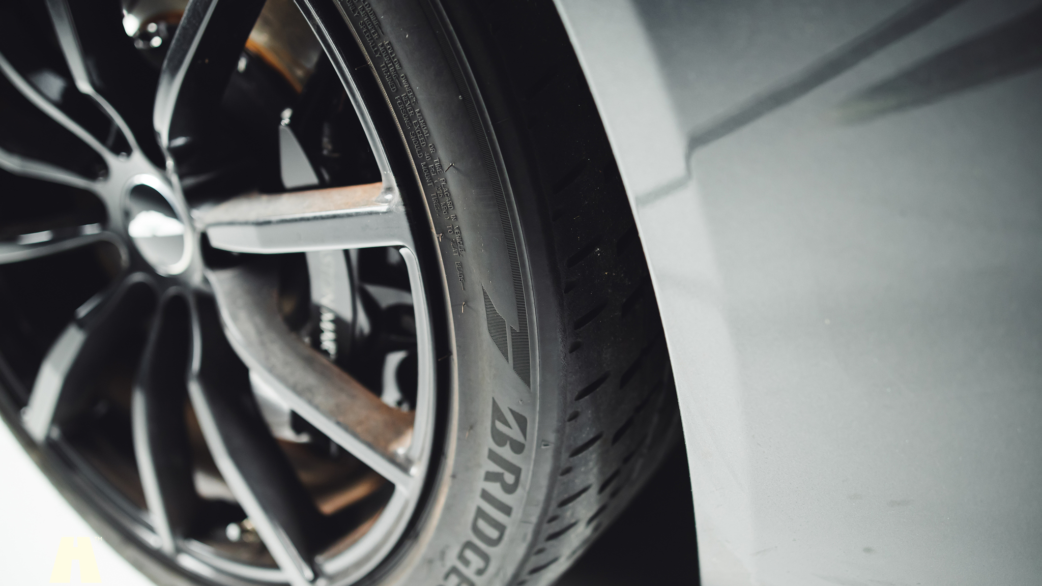 Exteriörbild på 2019 Aston Martin DB11 AMR (49)