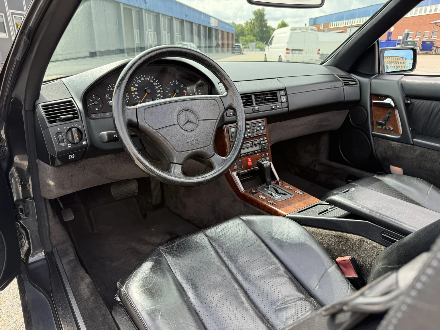 Interior image of 1995 Mercedes-Benz SL 500 (1)