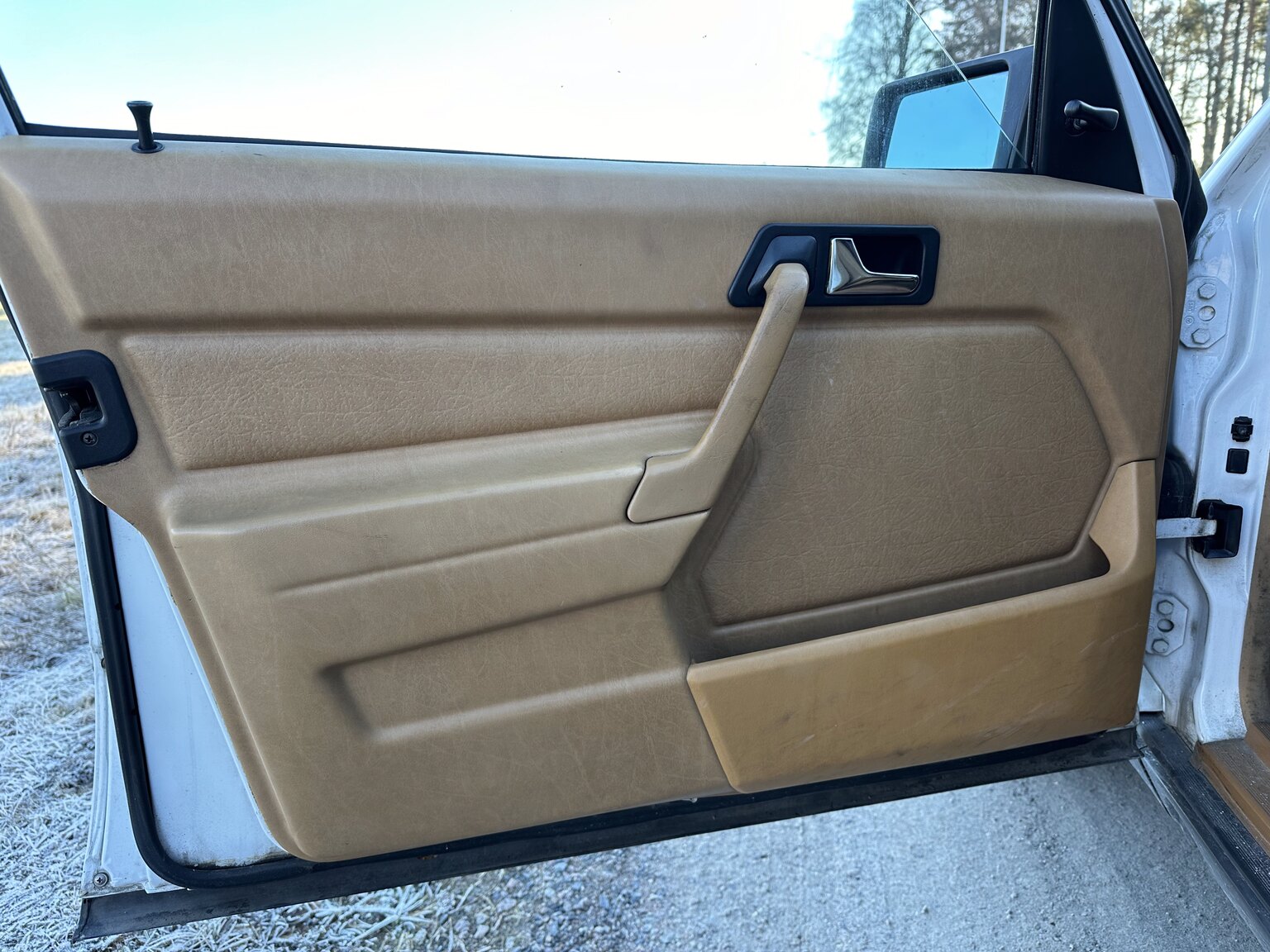 Innenraumfoto von 1988 Mercedes-Benz 190 E 2.3 (9)