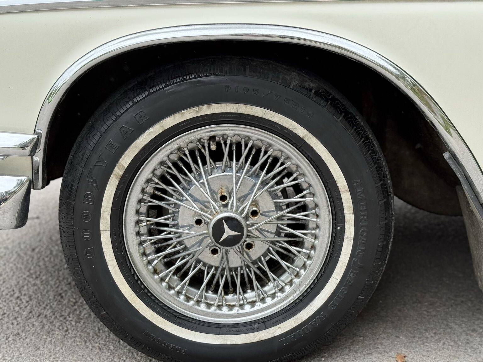 Exteriörbild på 1963 Mercedes-Benz 220 SE