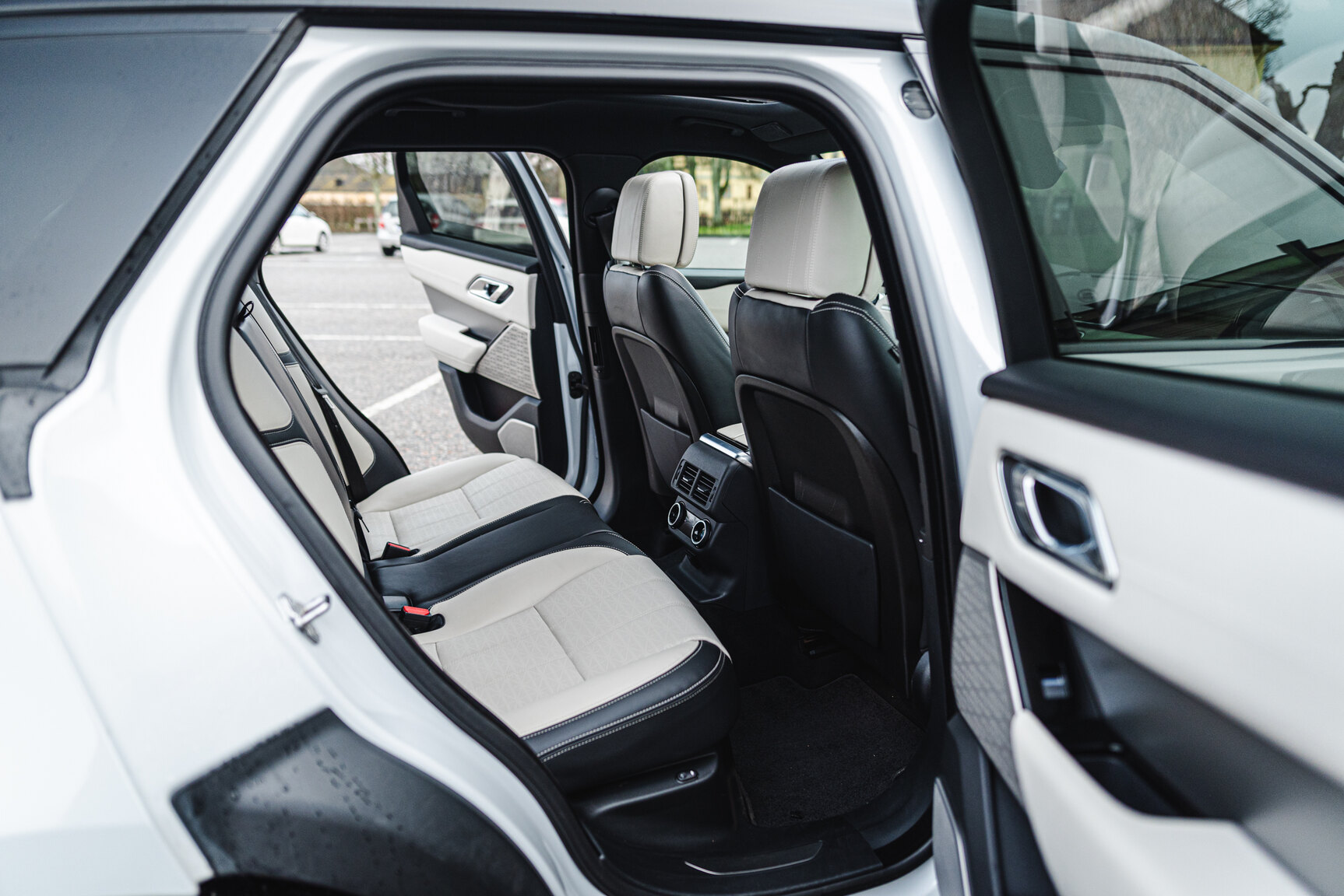 Interior image of 2018 Range Rover Velar D300 AWD HSE