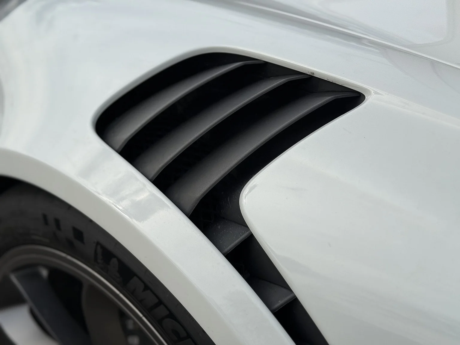 Exterior image of 2016 Porsche 911 GT3 RS (22)