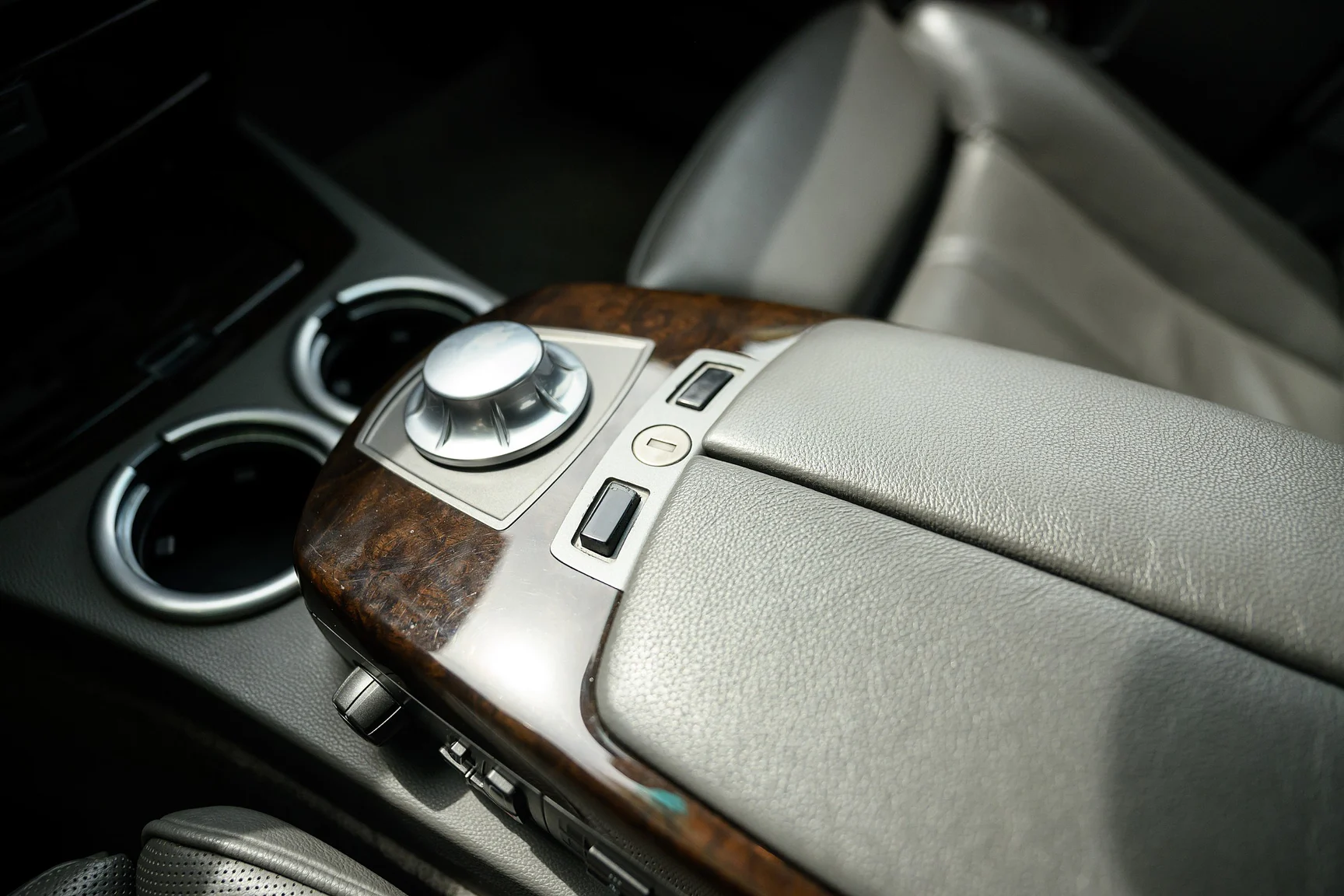 Interior image of 2001 BMW 745i (30)