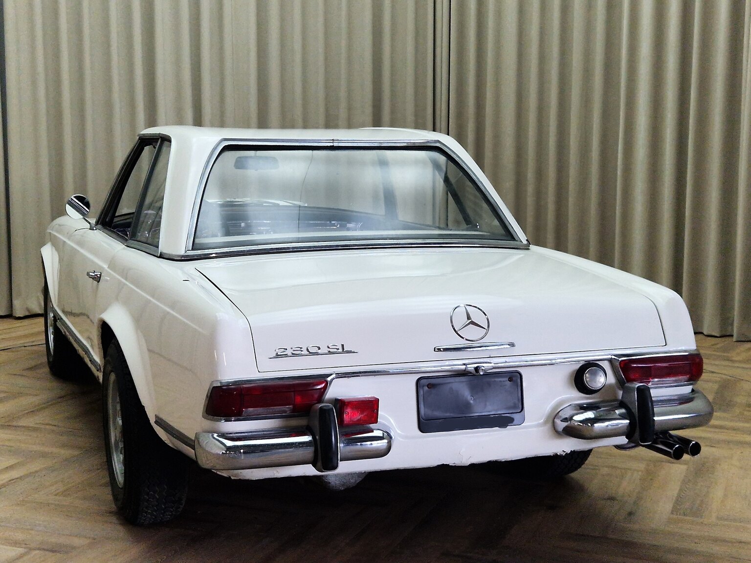 Exteriörbild på 1964 Mercedes-Benz 230SL Pagoda