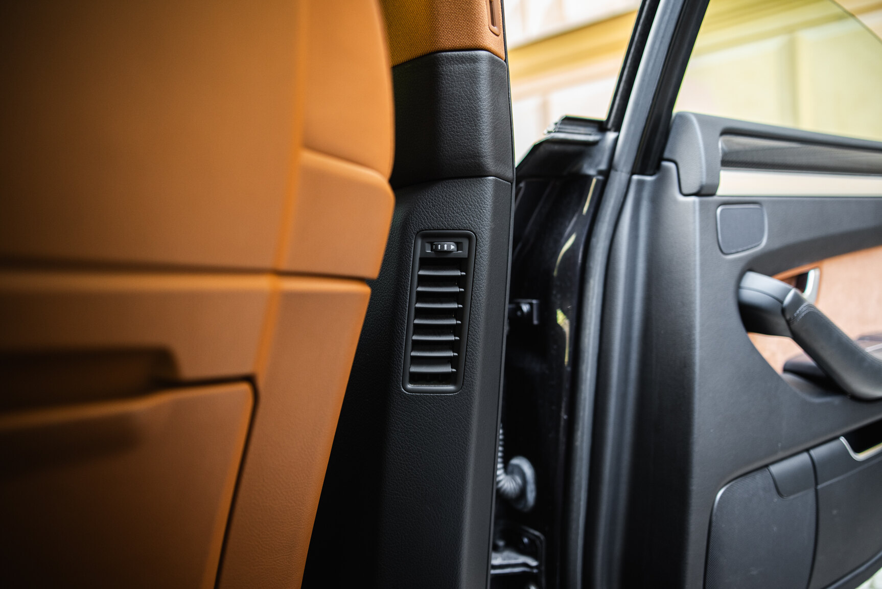 Interior image of 2009 Audi S8 5.2 V10 FSI Quattro