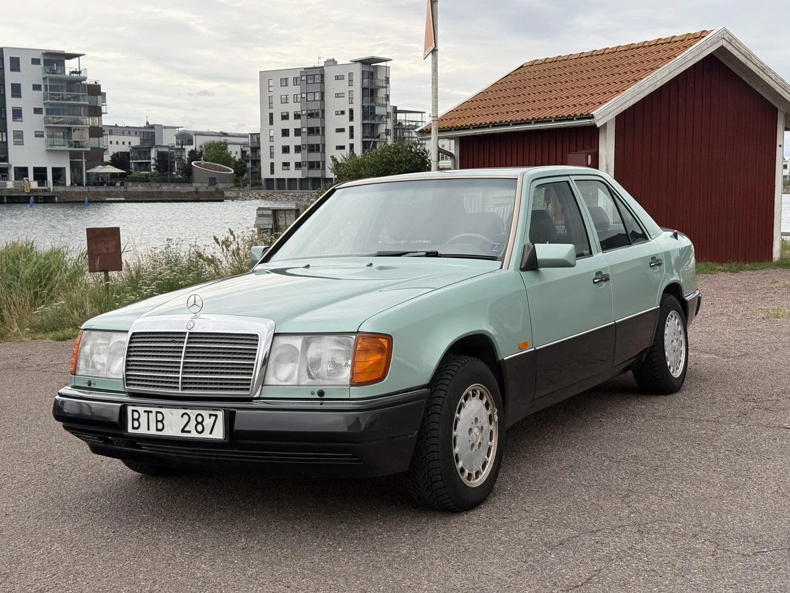 Exterior image of 1991 Mercedes-Benz 300 E 4MATIC (2)