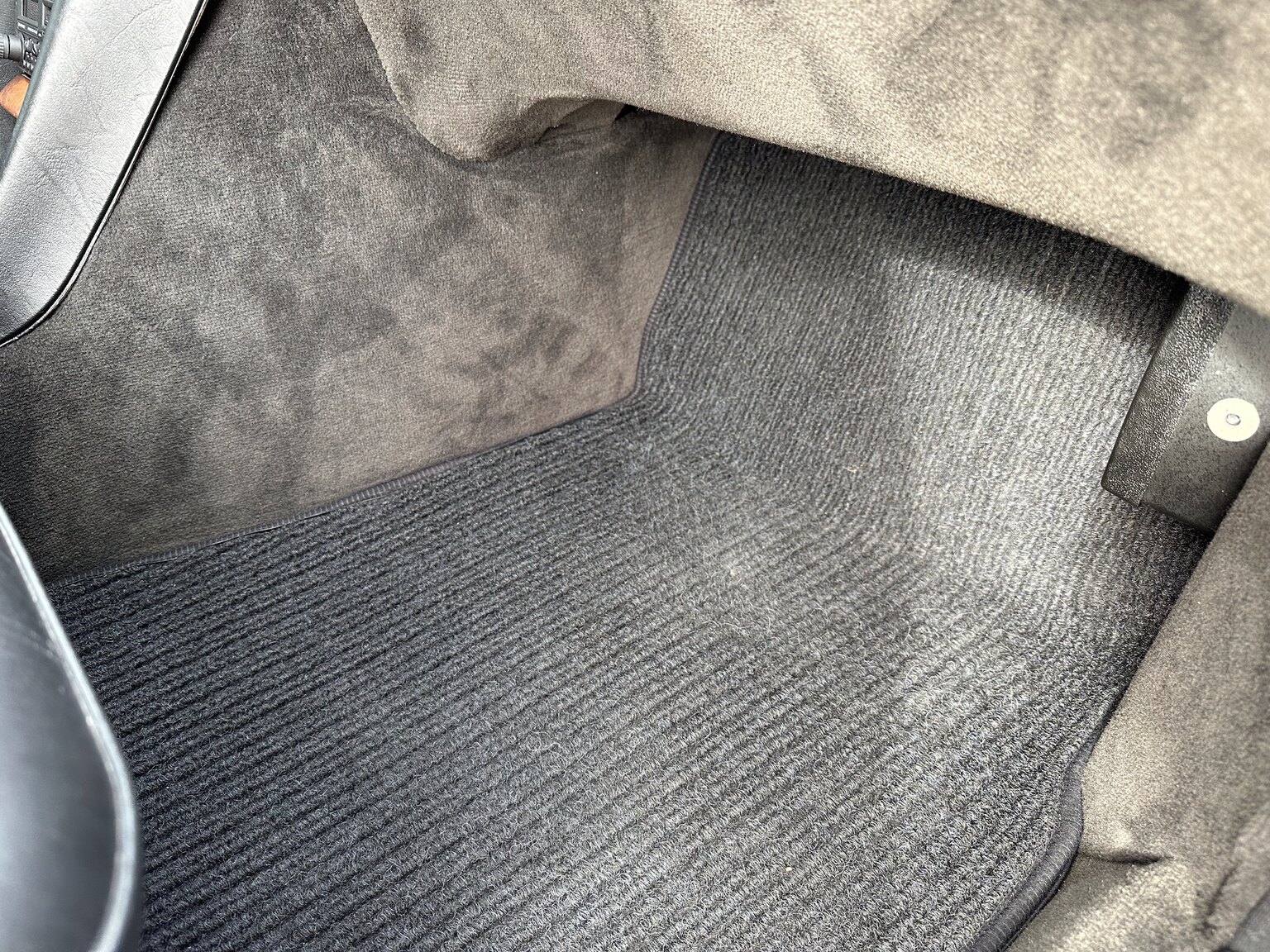 Interior image of 1987 Mercedes 300 SE (46)