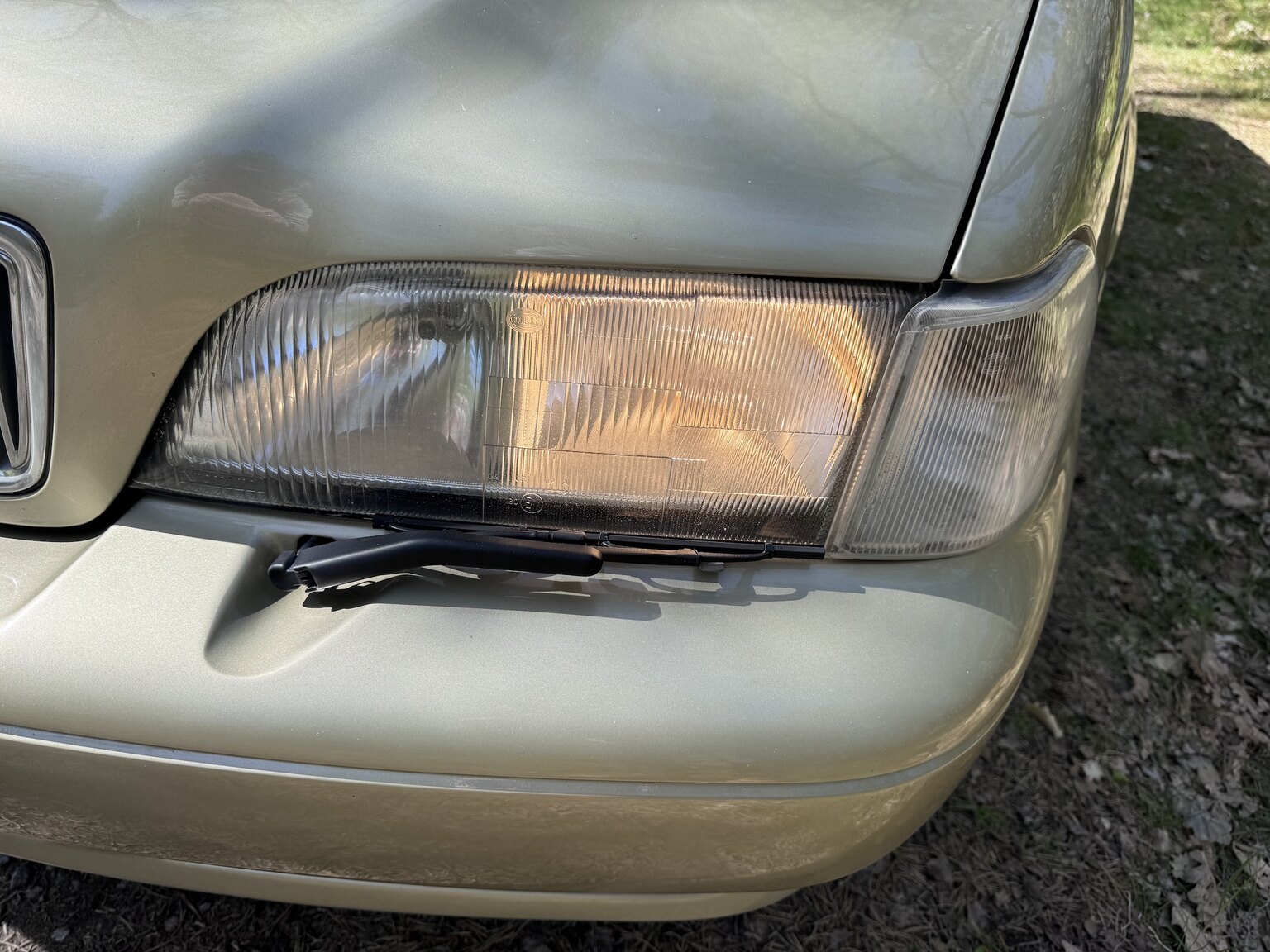 Exterior image of 1999 Volvo V70 2.5