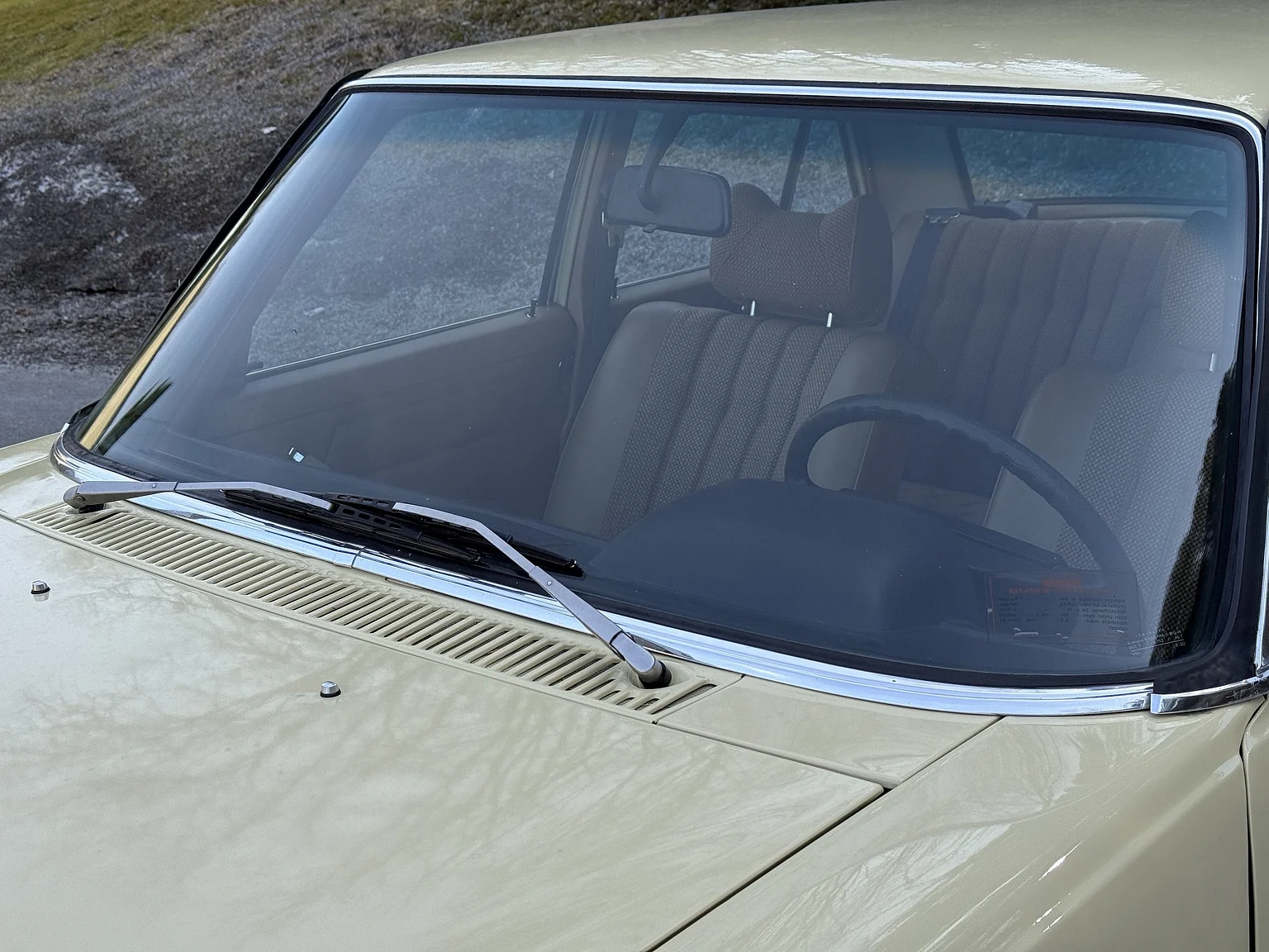 Exterior image of 1974 Mercedes-Benz 230 Automatic (19)