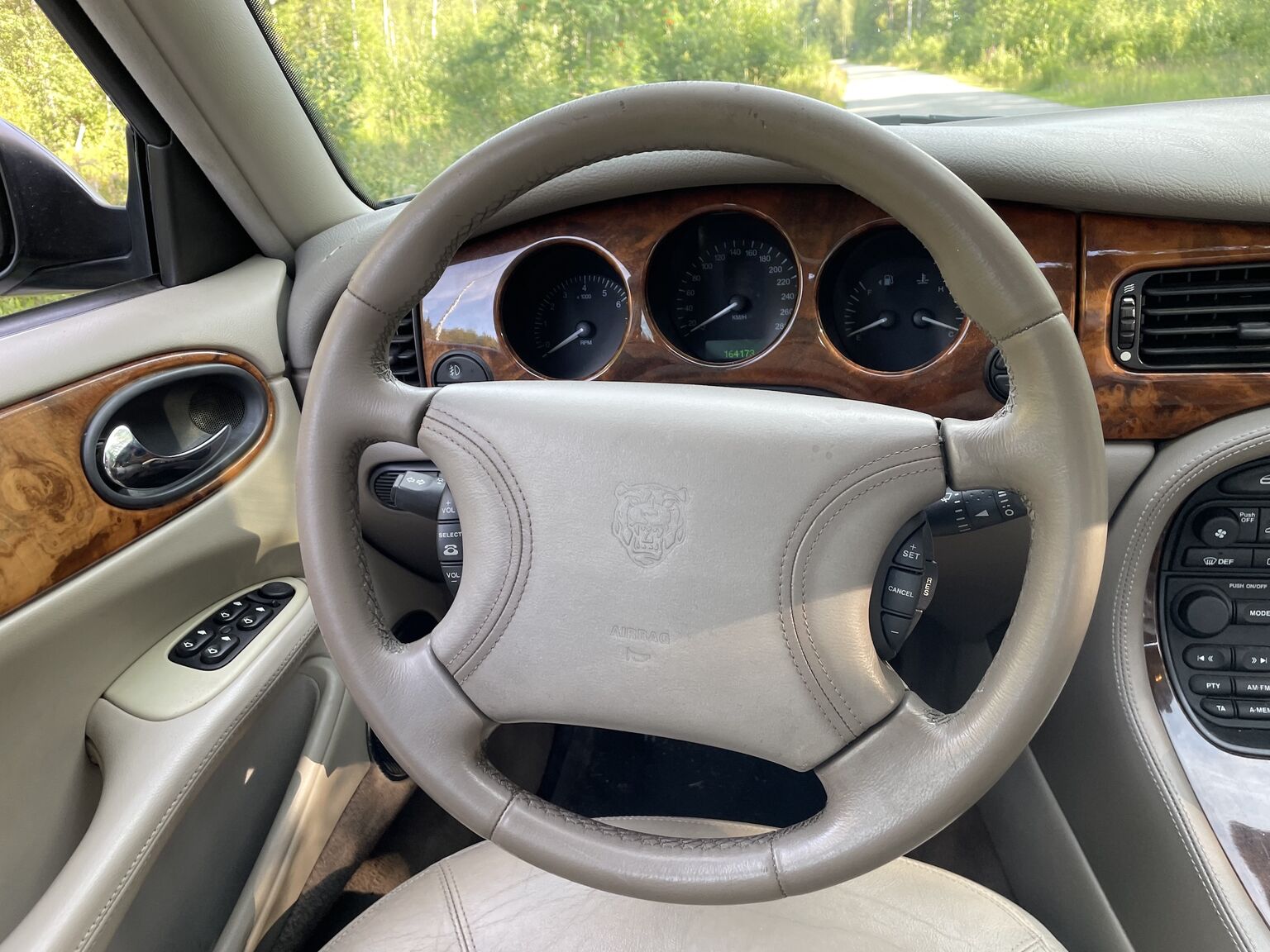 Innenraumfoto von 1998 Jaguar XJ8 Sovereign (11)