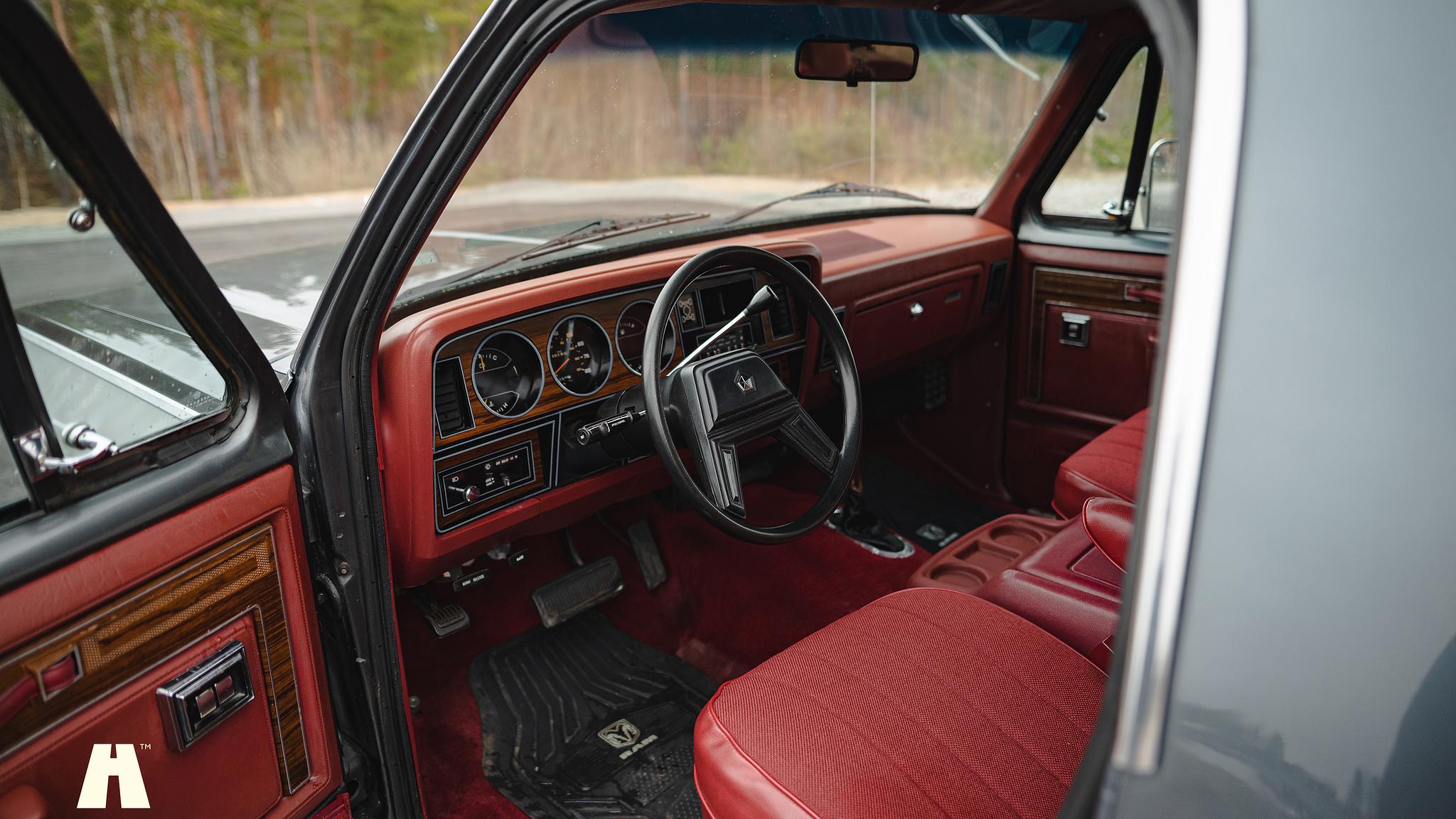 Innenraumfoto von 1986 Dodge Ramcharger