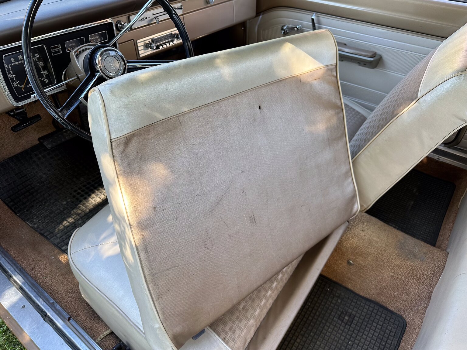 Innenraumfoto von 1966 Plymouth Valiant 100 2-door Sedan