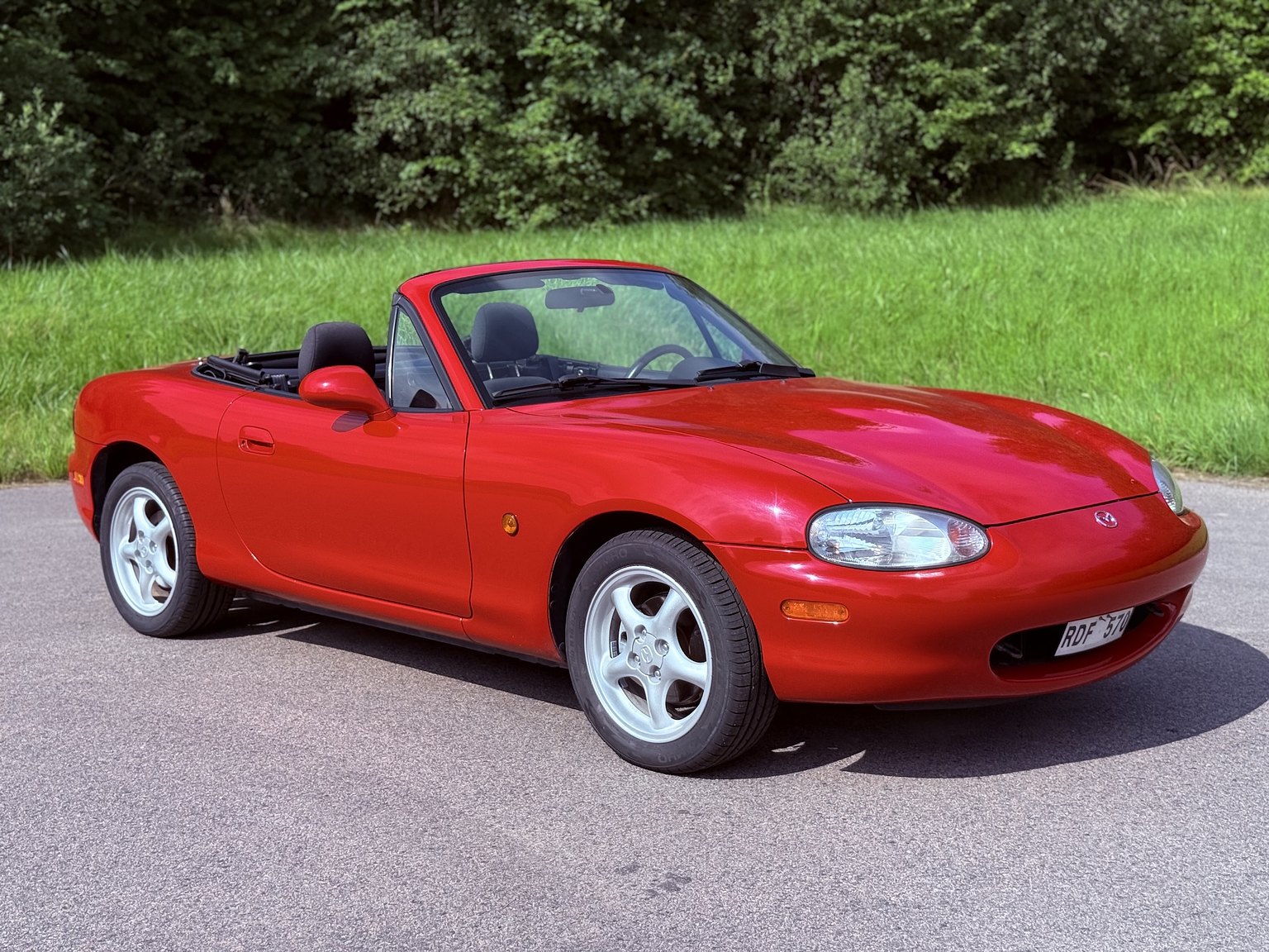 Exterior image of 1999 Mazda MX-5