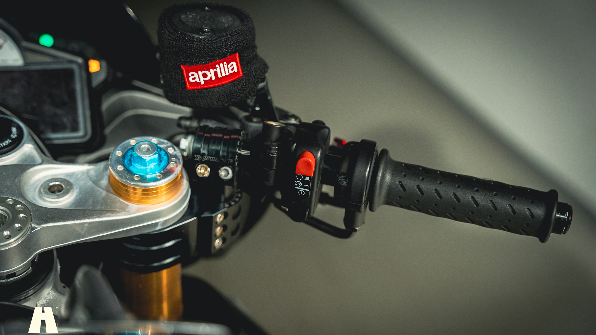 Exterior image of 2016 Aprilia Tuono V4 Factory