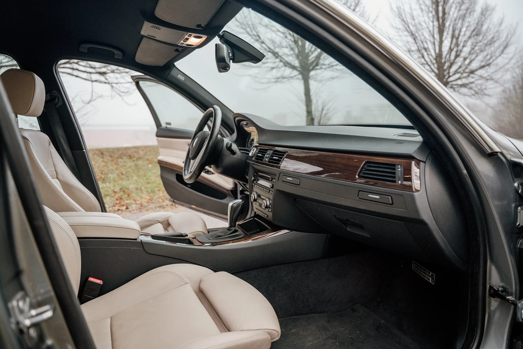 Innenraumfoto von 2010 BMW 325i Sedan (3)