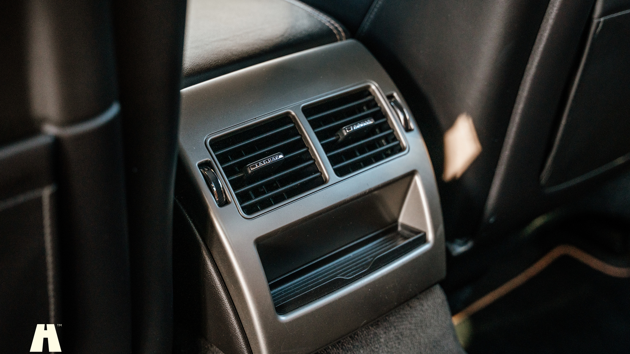 Interior image of 2010 Jaguar XFR (15)