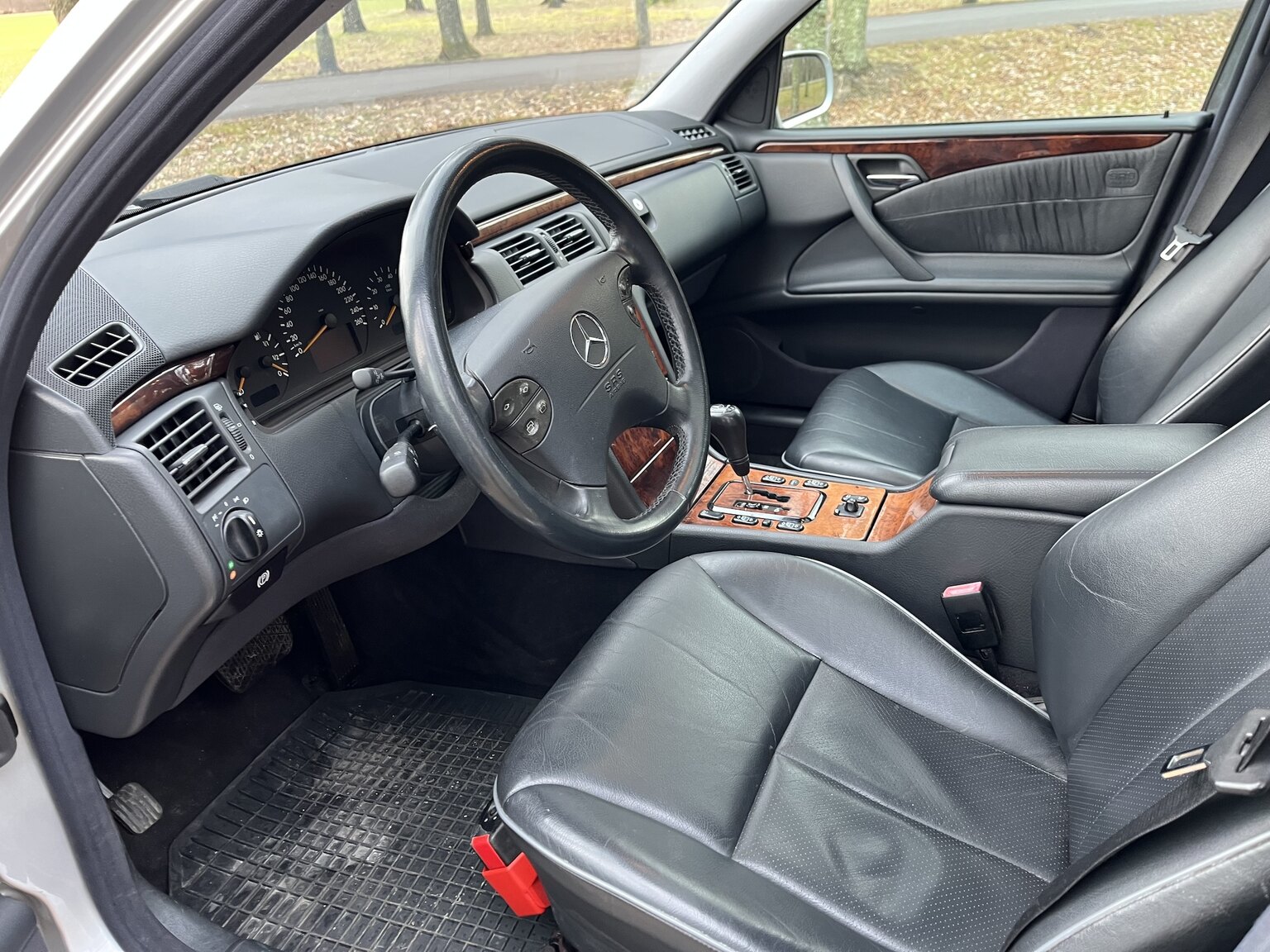 Innenraumfoto von 1999 Mercedes-Benz E320 T Automat