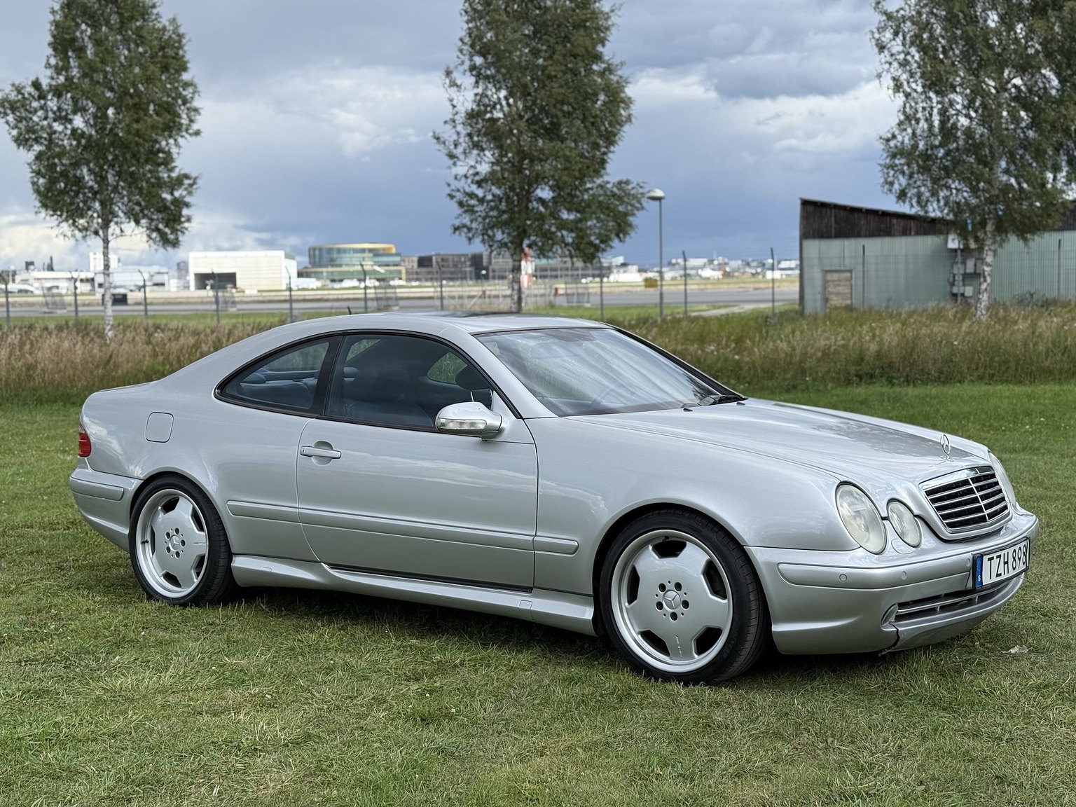 Exterior image of 2000 Mercedes-Benz CLK 55 AMG Coupé