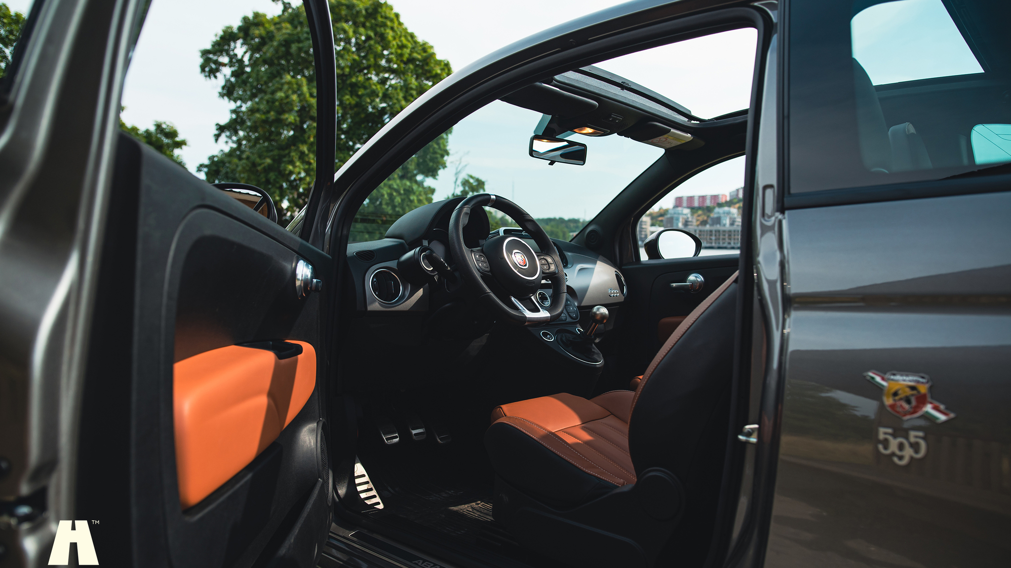 Innenraumfoto von 2018 Abarth 595 Turismo CAB