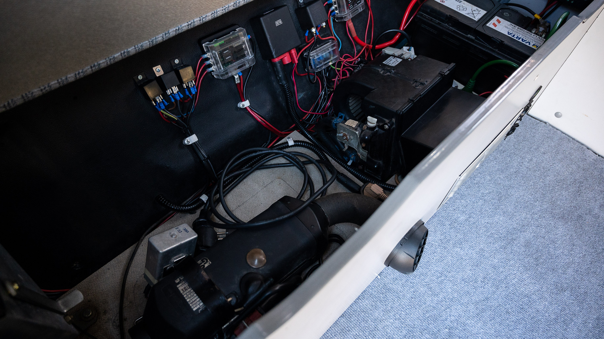 Interior image of 1992 Volkswagen T3 Kombi Syncro 16" Westfalia