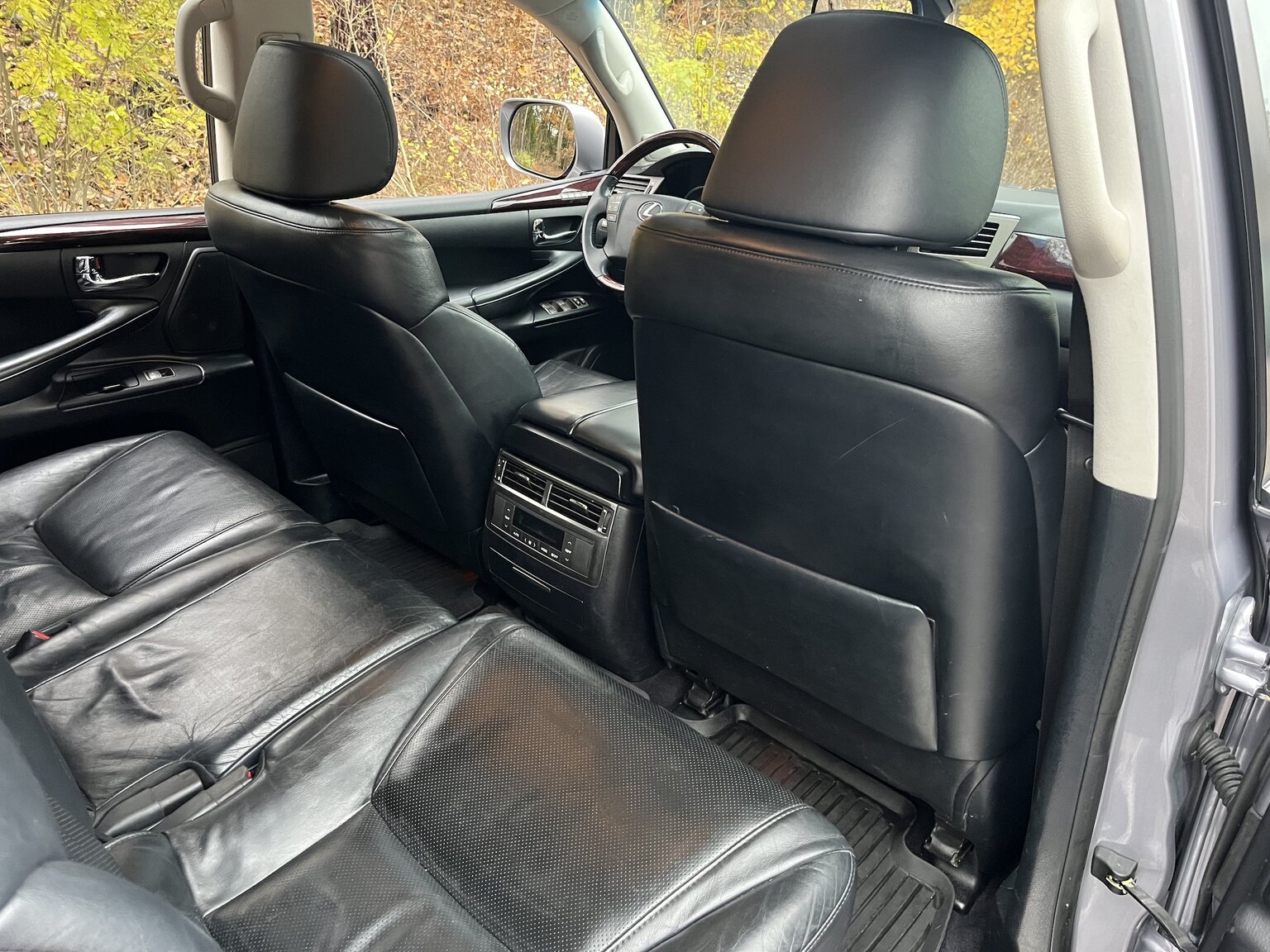 Innenraumfoto von 2011 Lexus LX570