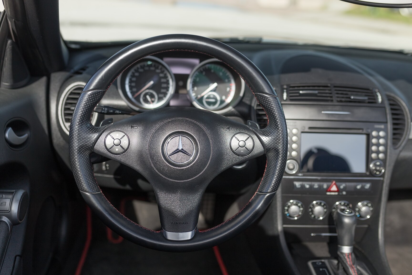 Innenraumfoto von 2010 Mercedes-Benz SLK 200 Kompressor (22)