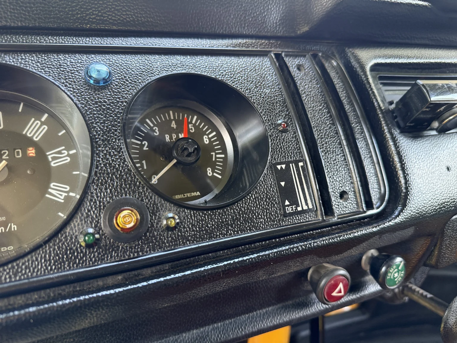 Innenraumfoto von 1975 Volkswagen Transporter Campervan (21)